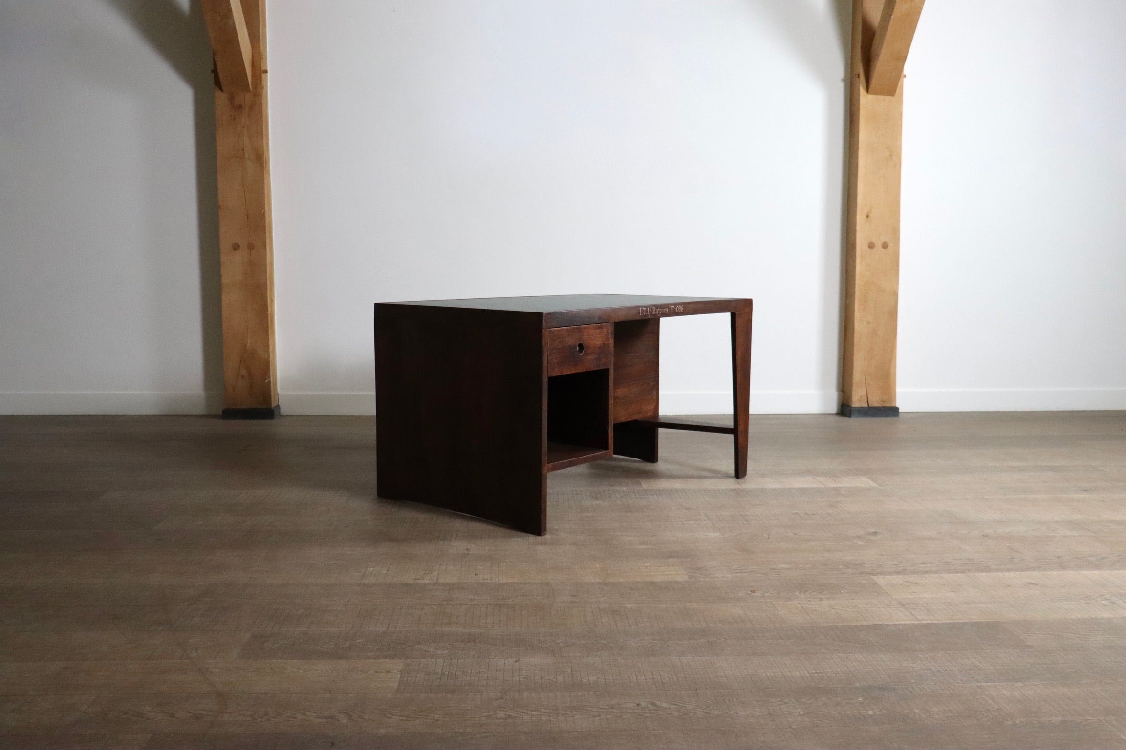 Pierre_Jeanneret_Pigeonhole_Desk_PJ-BU-02-A,_India_1950s