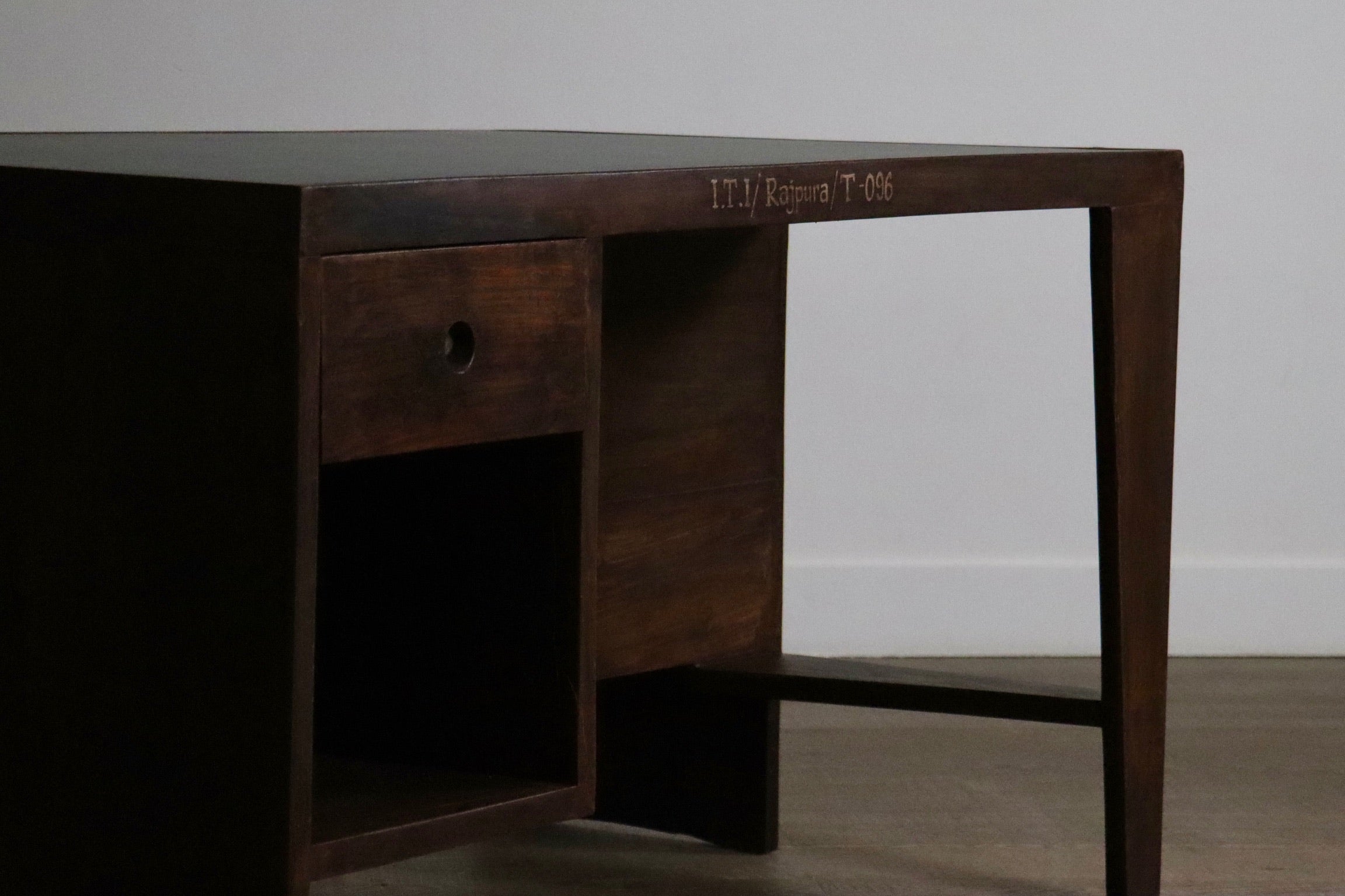 Pierre_Jeanneret_Pigeonhole_Desk_PJ-BU-02-A,_India_1950s