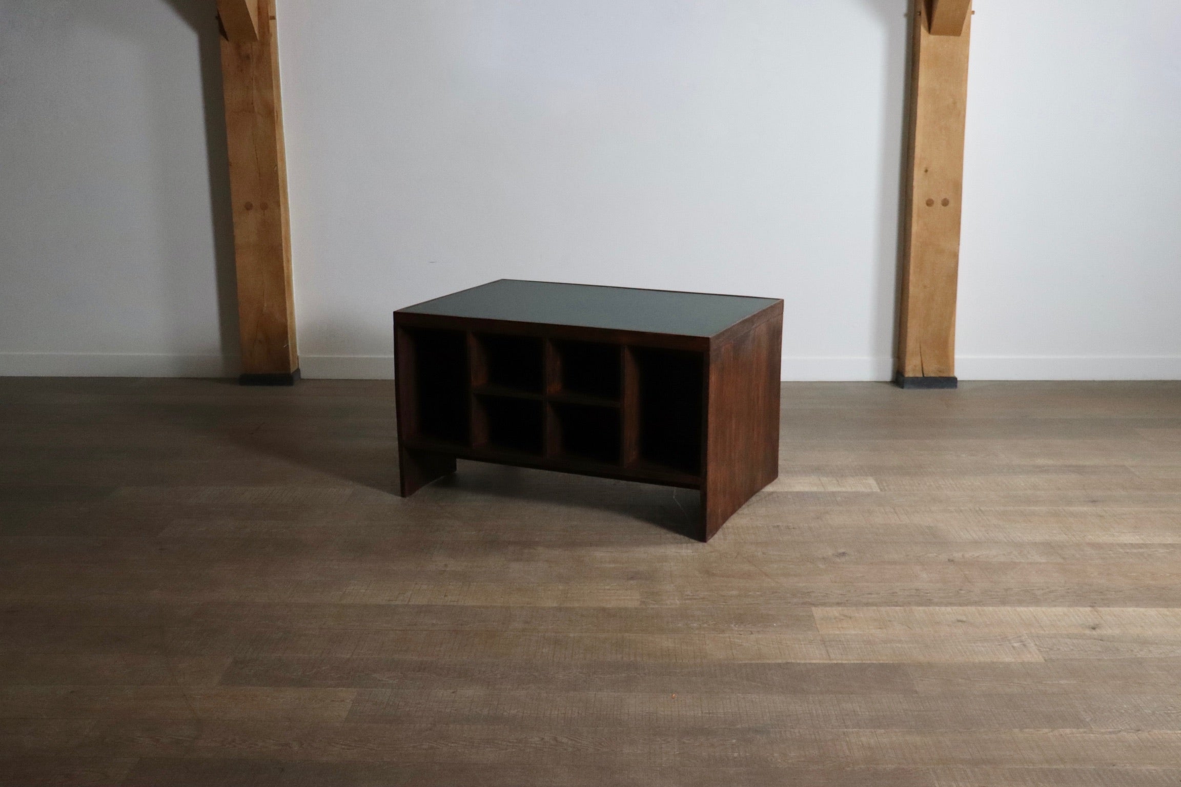 Pierre_Jeanneret_Pigeonhole_Desk_PJ-BU-02-A,_India_1950s