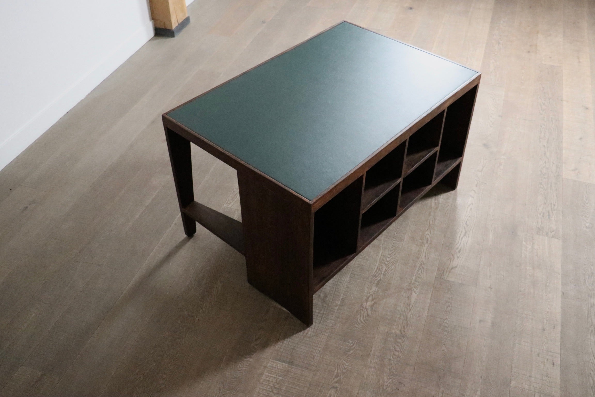 Pierre_Jeanneret_Pigeonhole_Desk_PJ-BU-02-A,_India_1950s