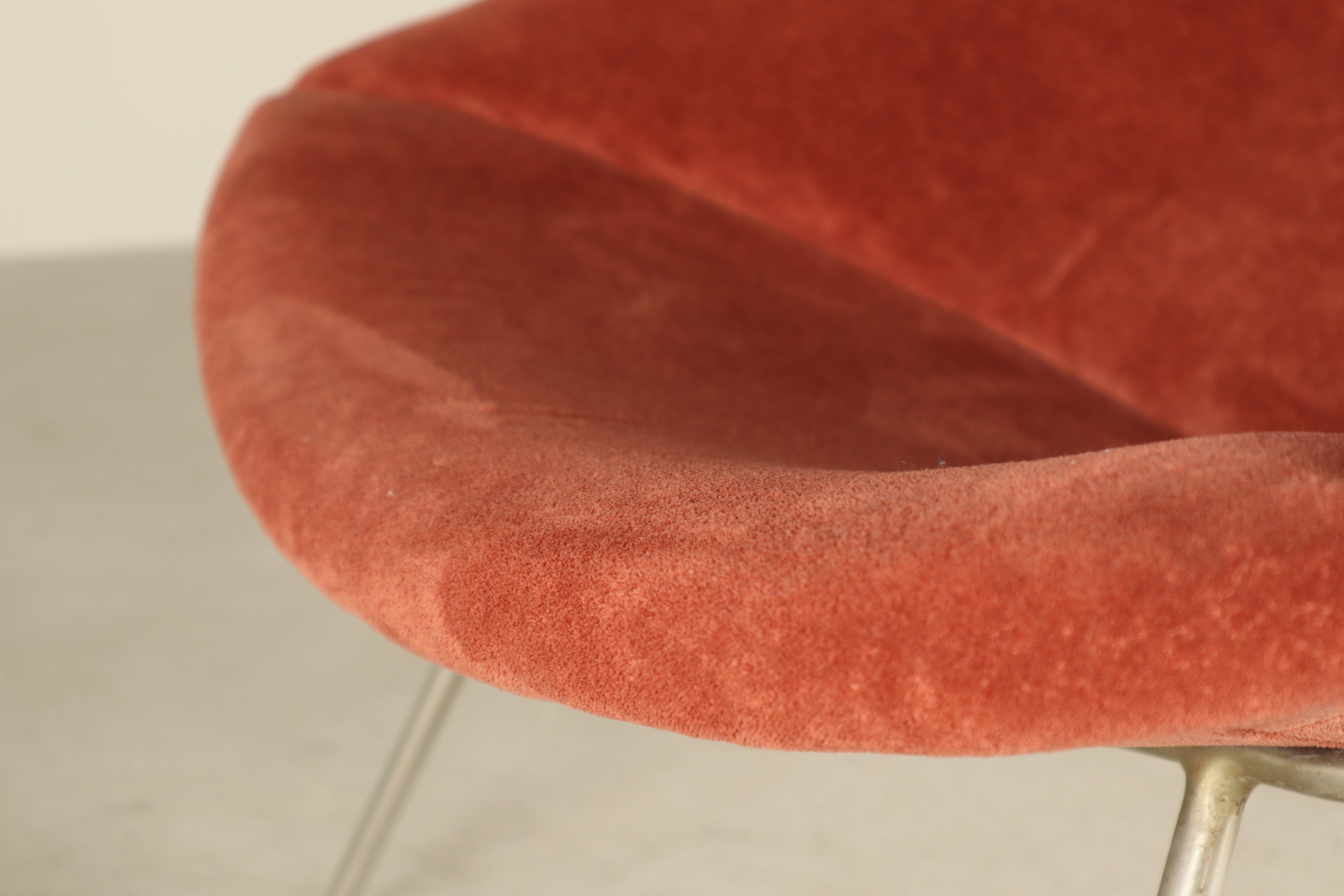 Pierre_Paulin_for_Artifort_F156_“Little_Oyster”_lounge_chair,_1959–1960s