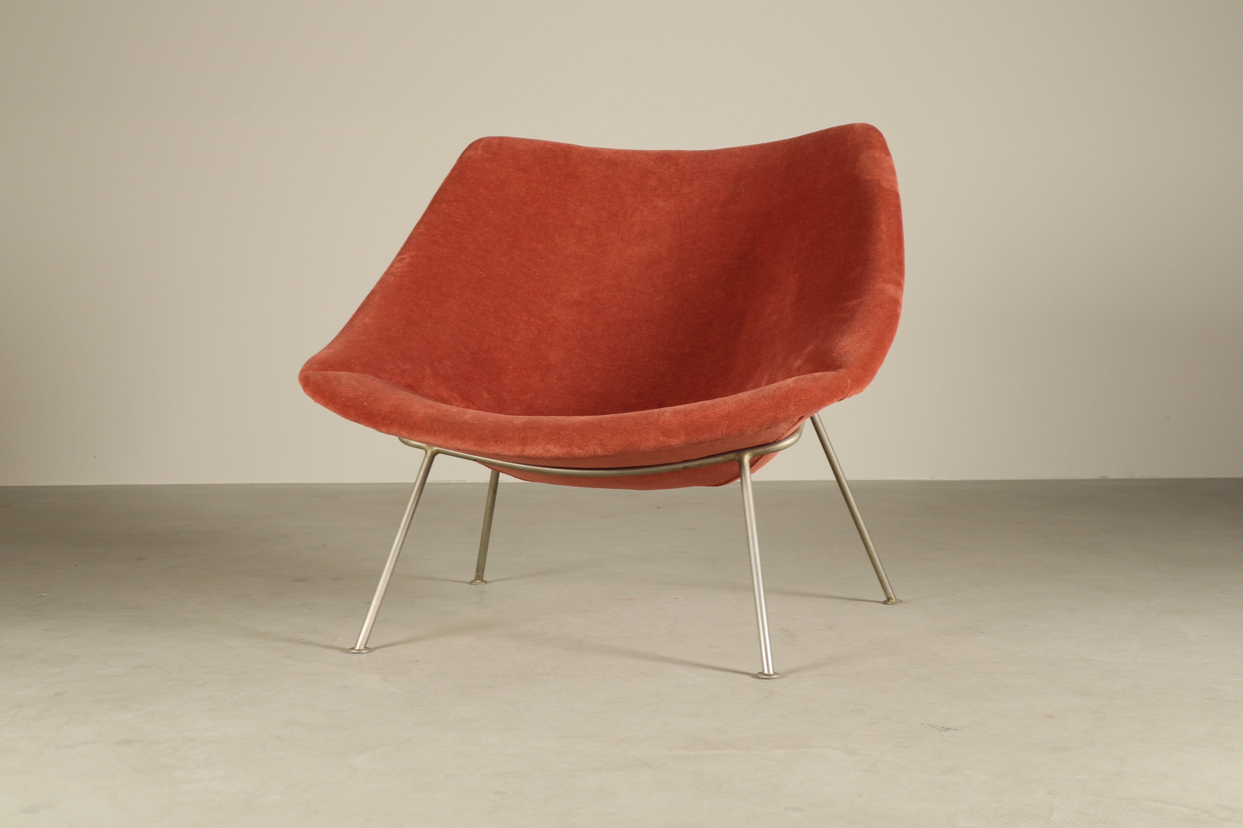 Pierre_Paulin_for_Artifort_F156_“Little_Oyster”_lounge_chair,_1959–1960s