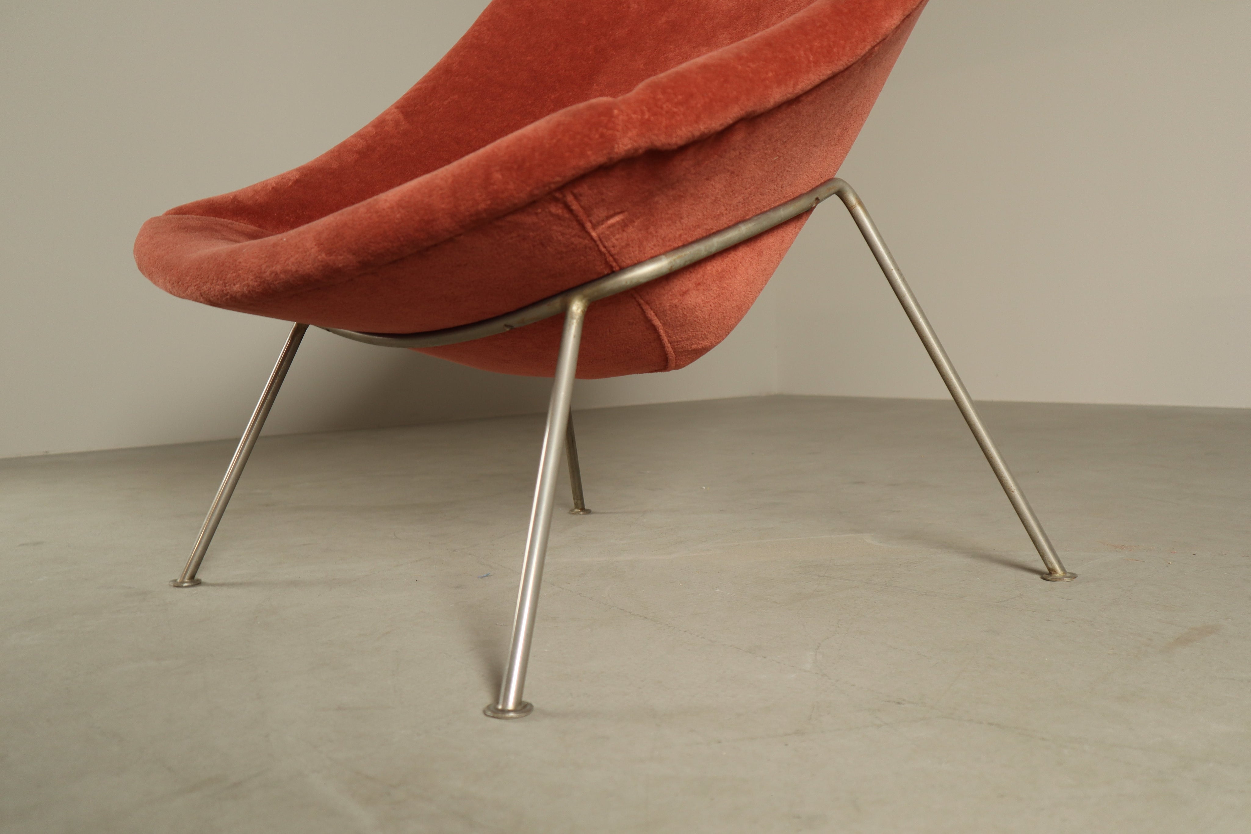 Pierre_Paulin_for_Artifort_F156_“Little_Oyster”_lounge_chair,_1959–1960s