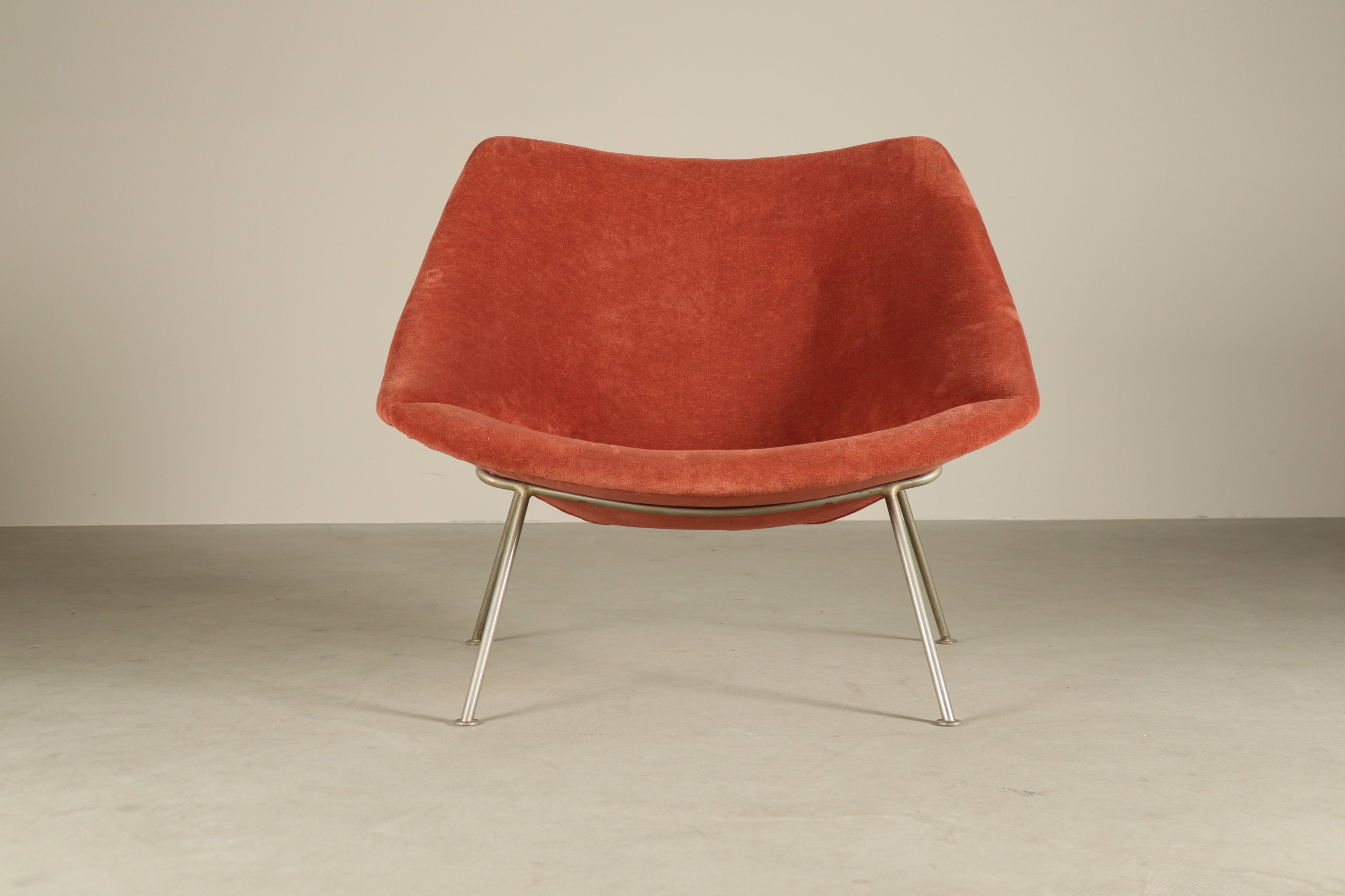 Pierre_Paulin_for_Artifort_F156_“Little_Oyster”_lounge_chair,_1959–1960s