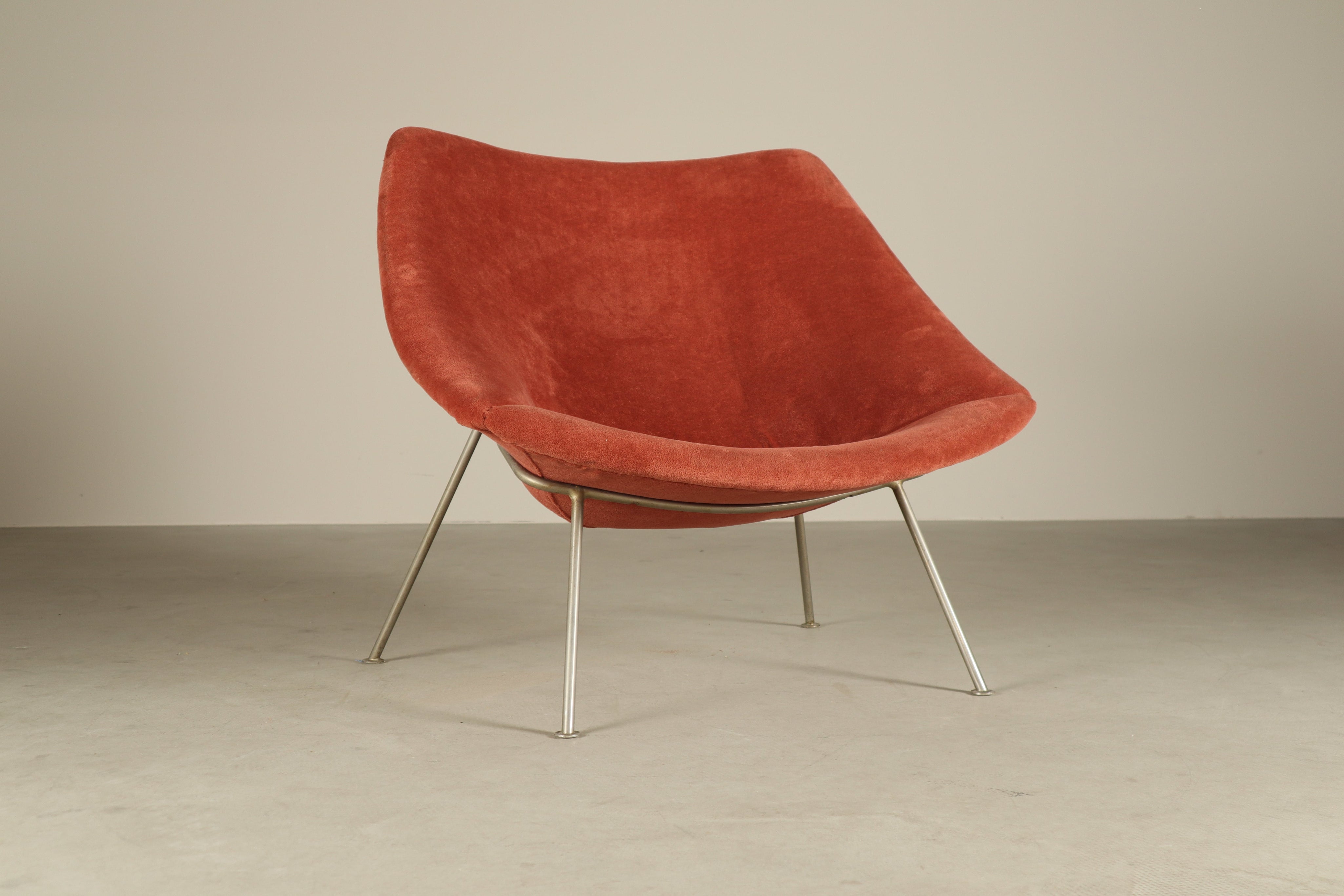 Pierre_Paulin_for_Artifort_F156_“Little_Oyster”_lounge_chair,_1959–1960s
