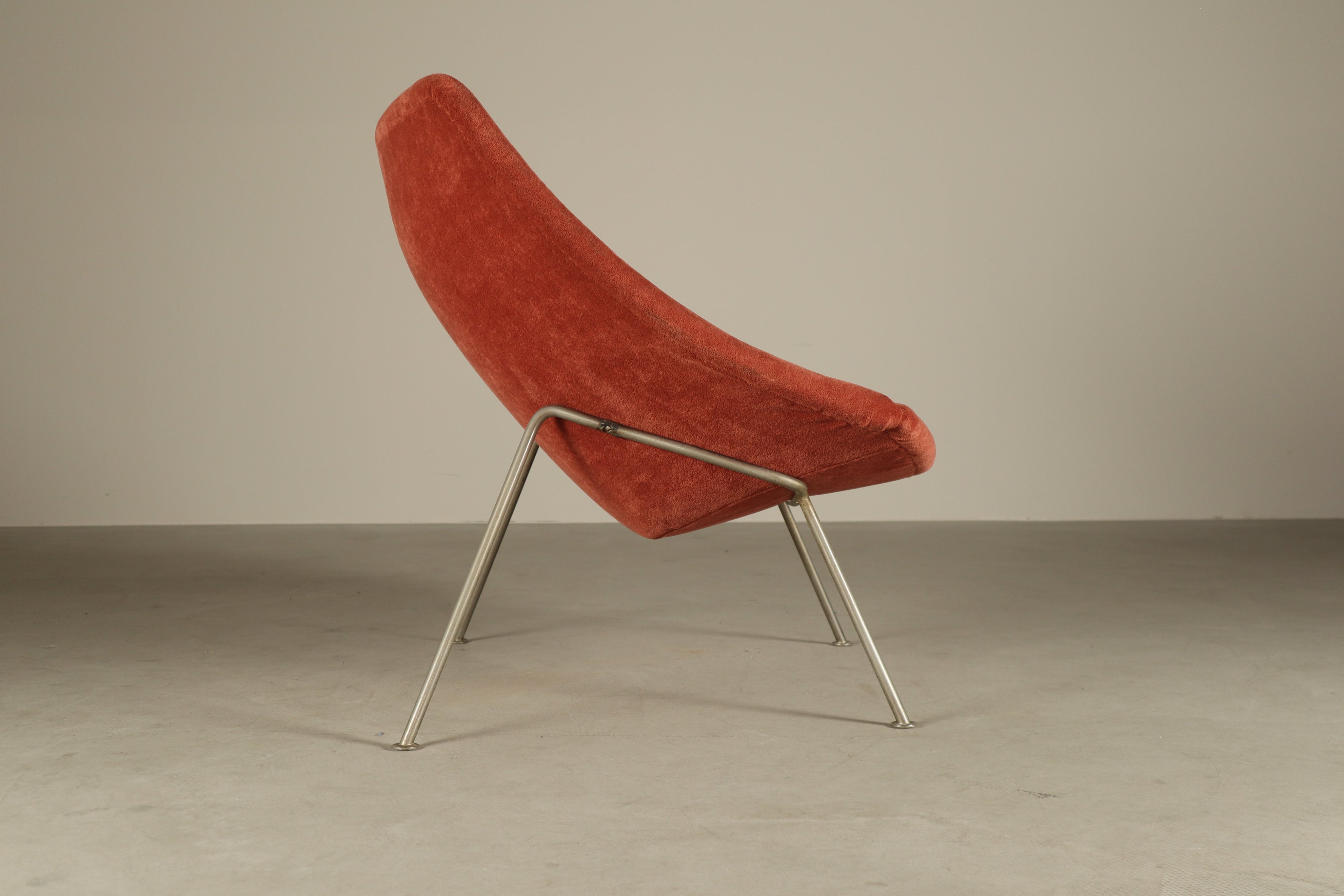 Pierre_Paulin_for_Artifort_F156_“Little_Oyster”_lounge_chair,_1959–1960s