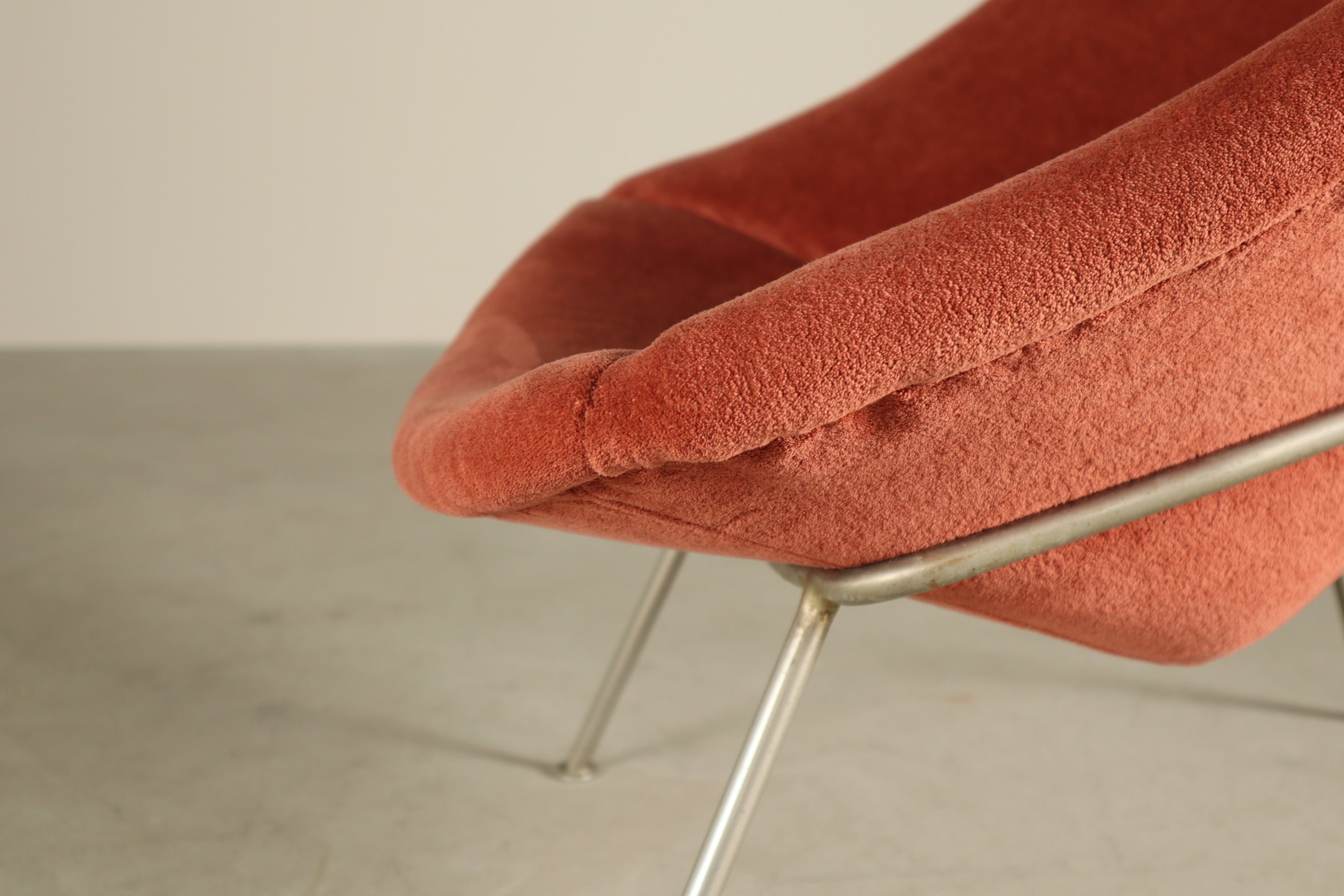 Pierre_Paulin_for_Artifort_F156_“Little_Oyster”_lounge_chair,_1959–1960s