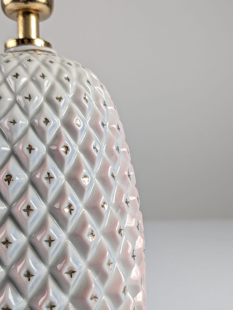 Pineapple_Table_Lamp_in_Porcelain_with_Iridescent_Effect_and_Gold_by_Capodimonte