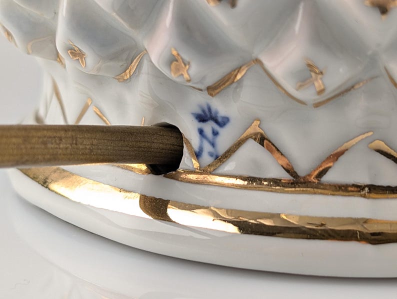 Pineapple_Table_Lamp_in_Porcelain_with_Iridescent_Effect_and_Gold_by_Capodimonte