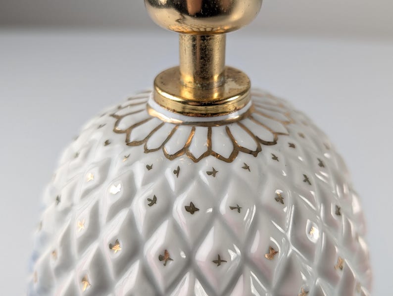 Pineapple_Table_Lamp_in_Porcelain_with_Iridescent_Effect_and_Gold_by_Capodimonte