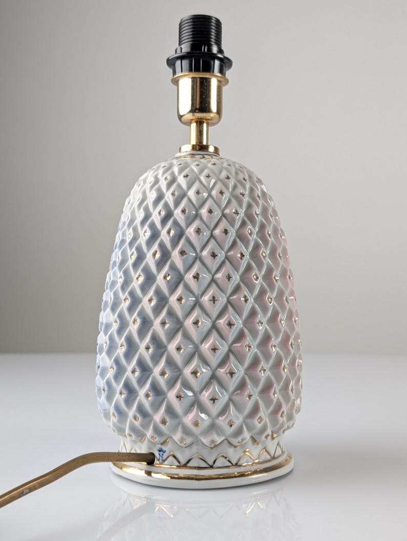 Pineapple_Table_Lamp_in_Porcelain_with_Iridescent_Effect_and_Gold_by_Capodimonte