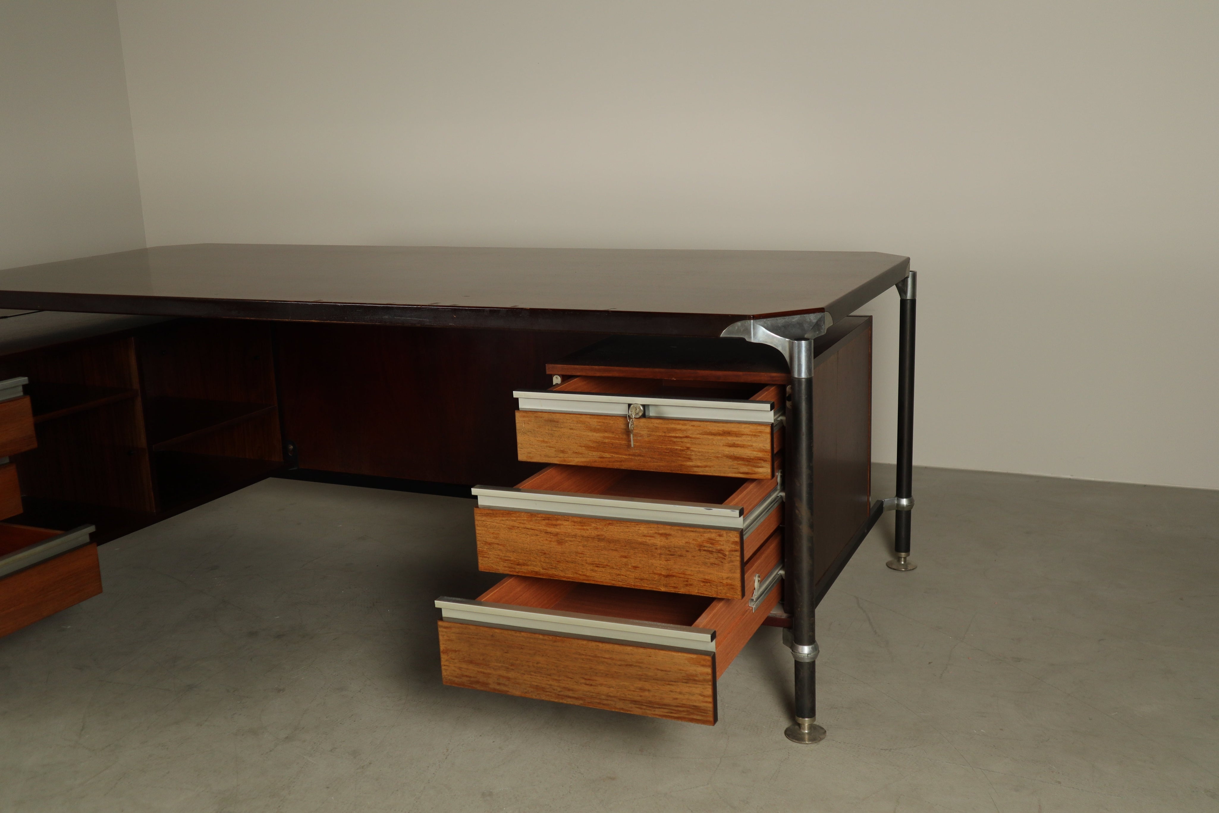 Pitagora_desk_by_Ennio_Fazioli_&_Renato_Venturi_for_MIM_Roma,_1964