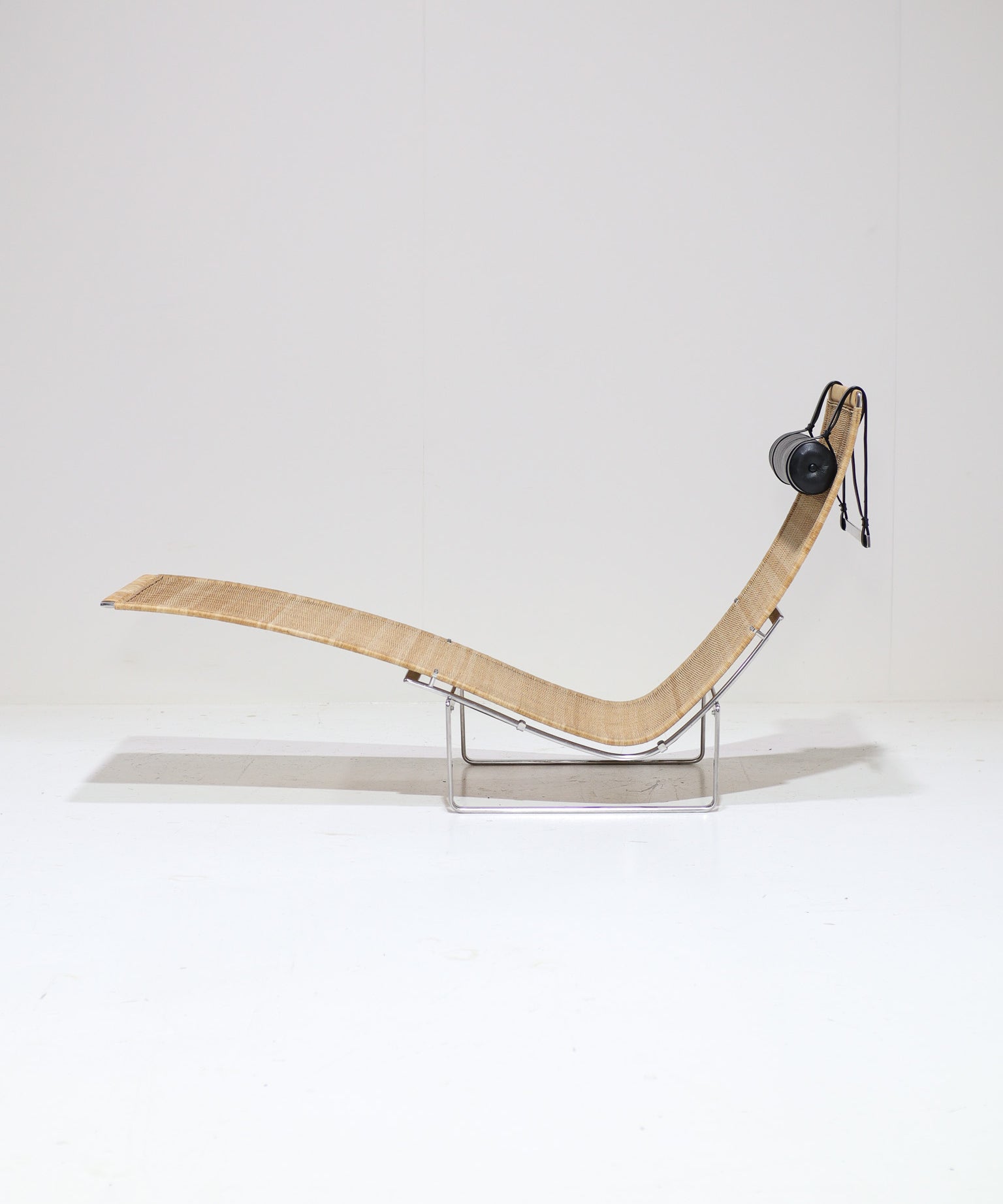 Poul_Kjærholm_PK24_Hammock_Chair_for_Fritz_Hansen,_Denmark,_1988