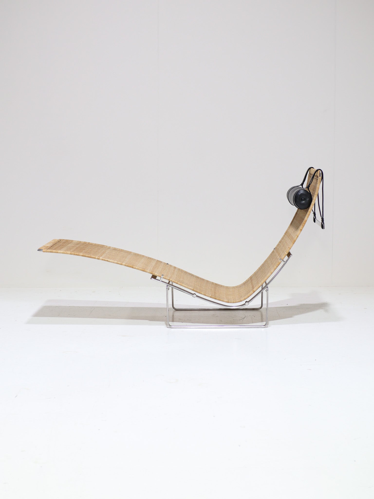 Poul_Kjærholm_PK24_Hammock_Chair_for_Fritz_Hansen,_Denmark,_1988