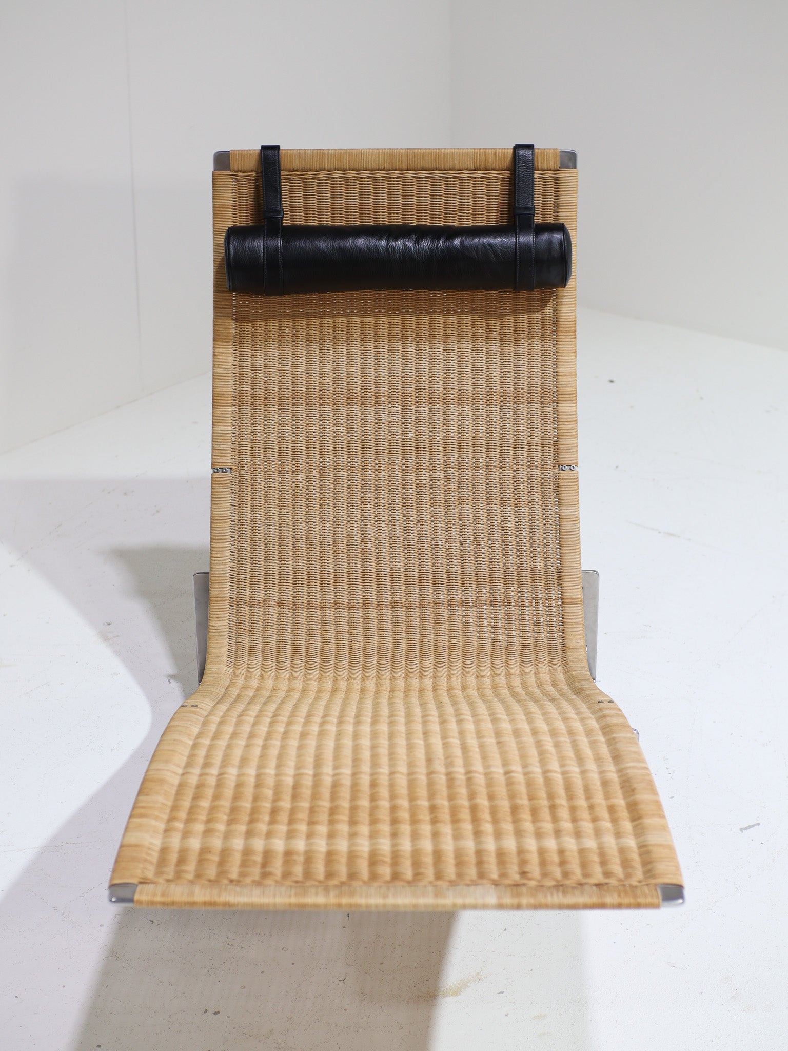 Poul_Kjærholm_PK24_Hammock_Chair_for_Fritz_Hansen,_Denmark,_1988