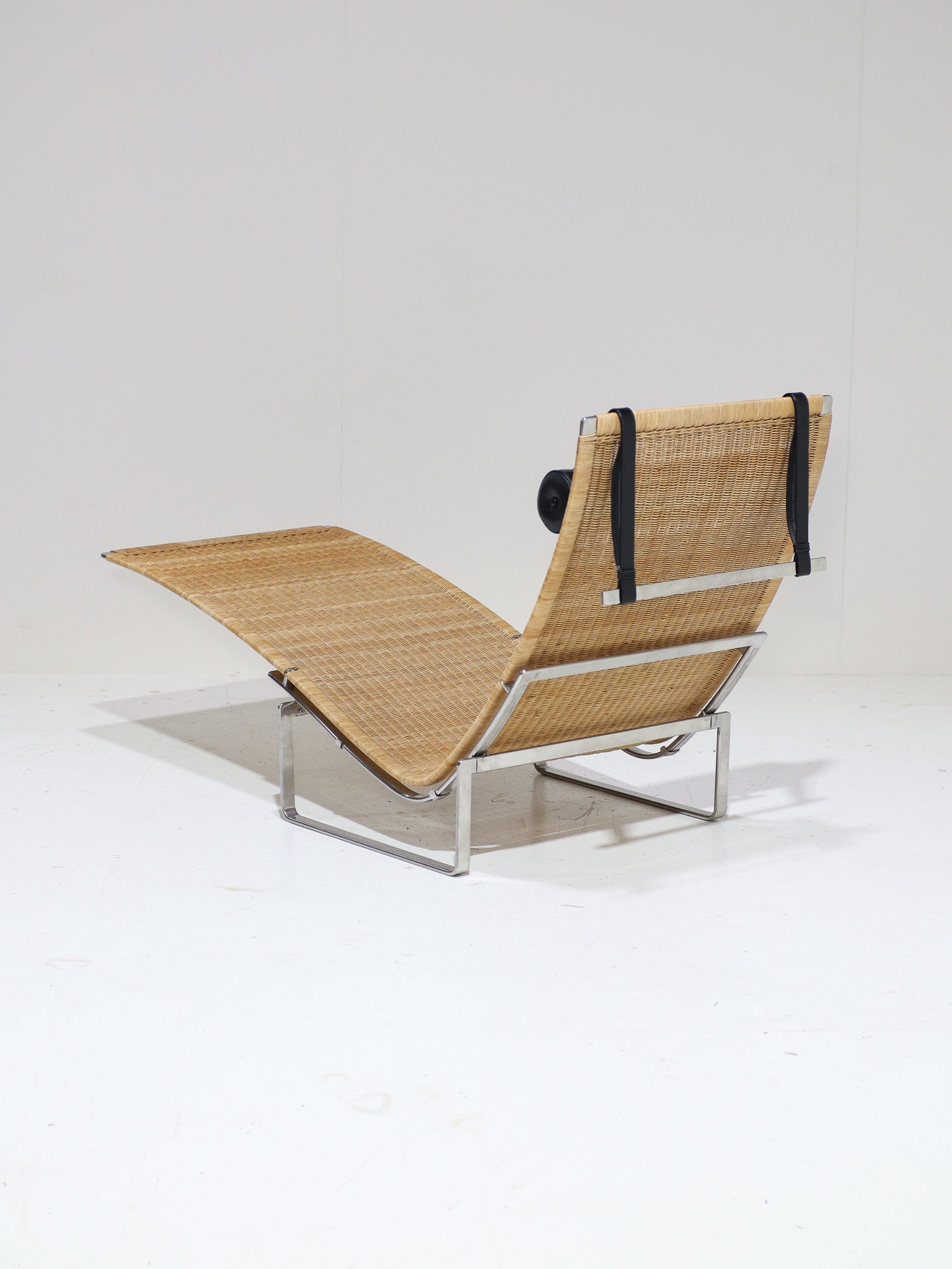 Poul_Kjærholm_PK24_Hammock_Chair_for_Fritz_Hansen,_Denmark,_1988