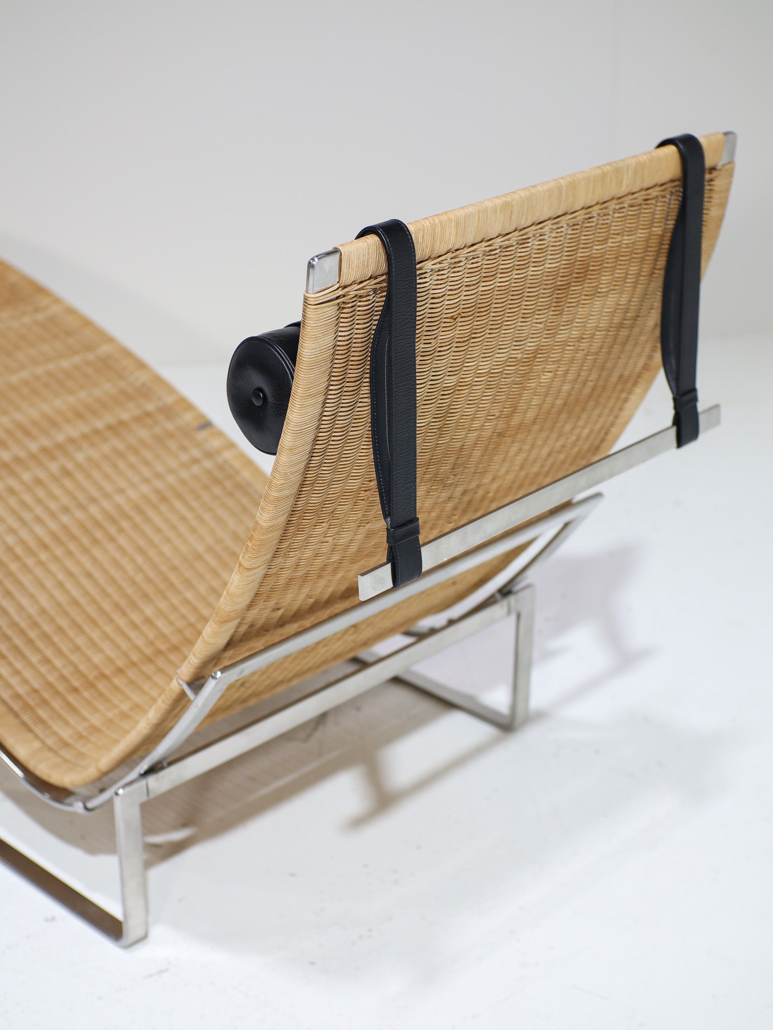 Poul_Kjærholm_PK24_Hammock_Chair_for_Fritz_Hansen,_Denmark,_1988