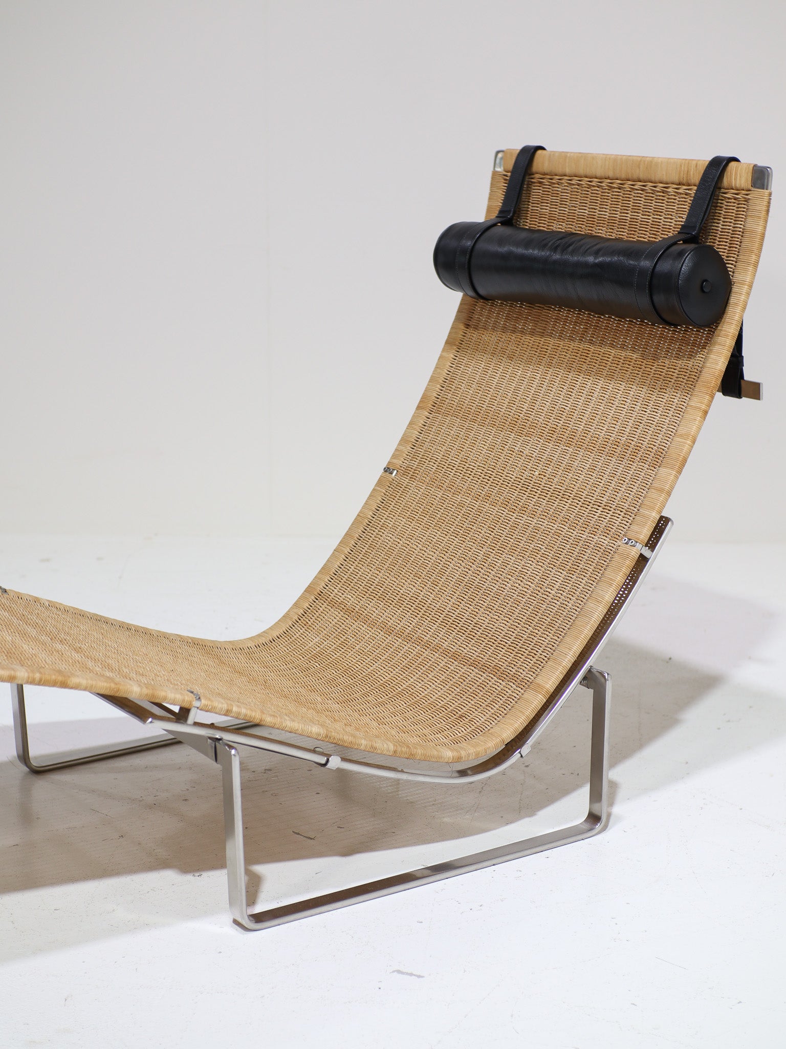 Poul_Kjærholm_PK24_Hammock_Chair_for_Fritz_Hansen,_Denmark,_1988