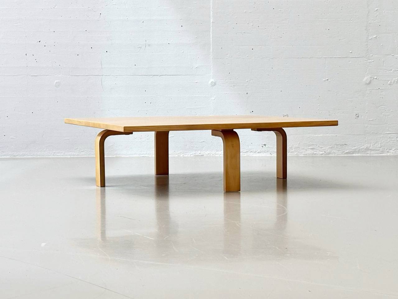 PK66_coffee_table_by_Poul_Kjærholm_for_E._Kold_Christensen,_1972