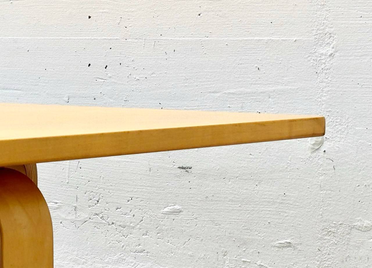 PK66_coffee_table_by_Poul_Kjærholm_for_E._Kold_Christensen,_1972