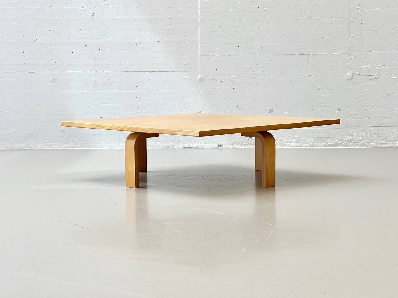 PK66_coffee_table_by_Poul_Kjærholm_for_E._Kold_Christensen,_1972
