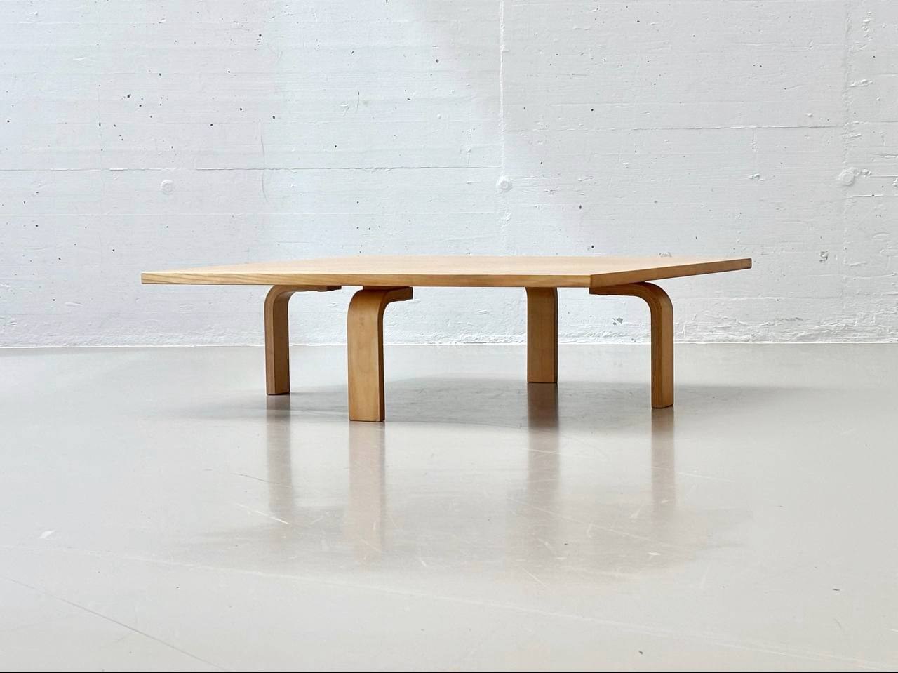 PK66_coffee_table_by_Poul_Kjærholm_for_E._Kold_Christensen,_1972