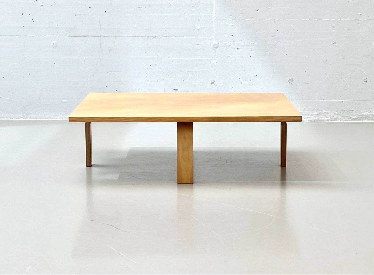 PK66_coffee_table_by_Poul_Kjærholm_for_E._Kold_Christensen,_1972