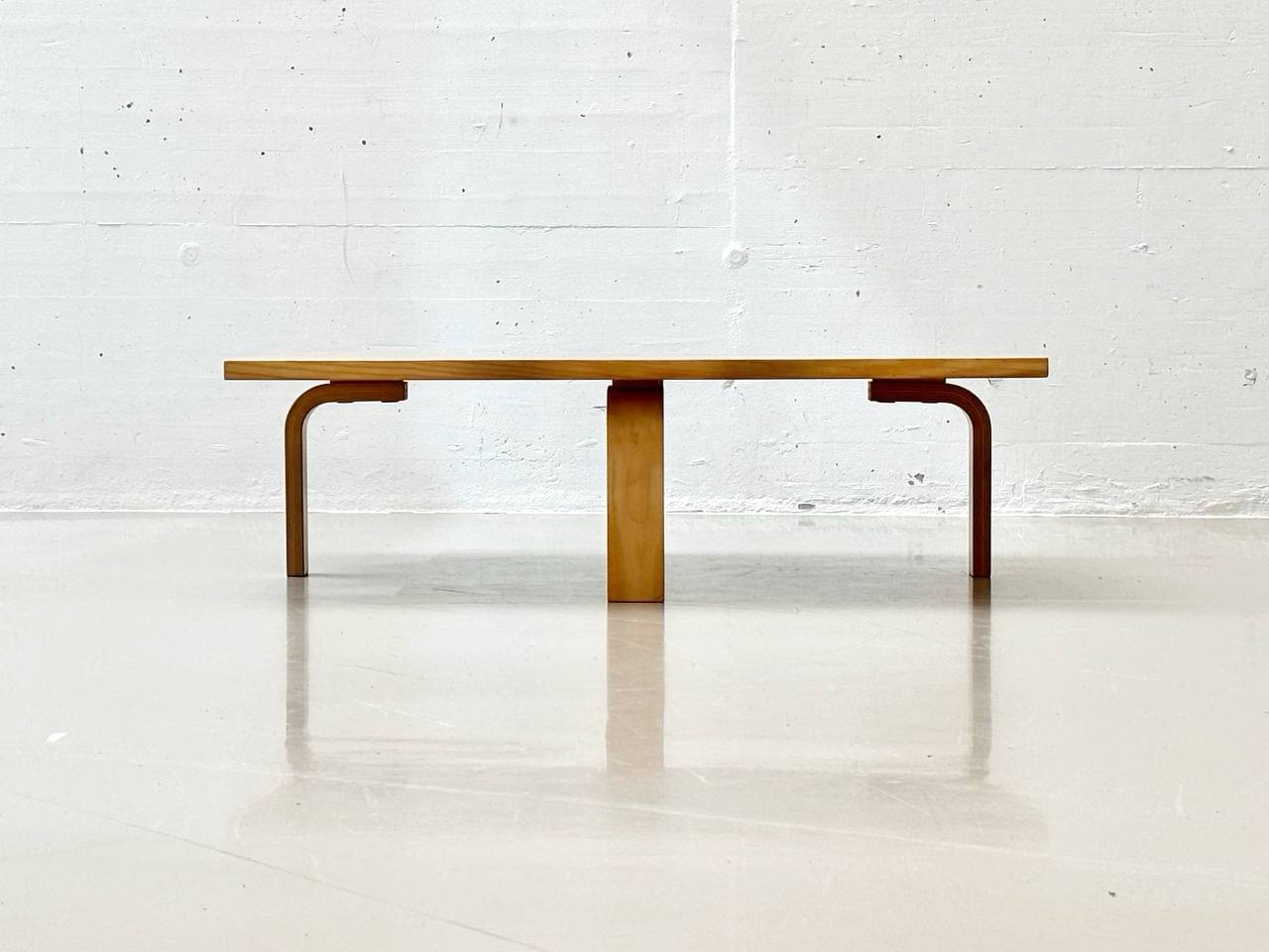PK66_coffee_table_by_Poul_Kjærholm_for_E._Kold_Christensen,_1972