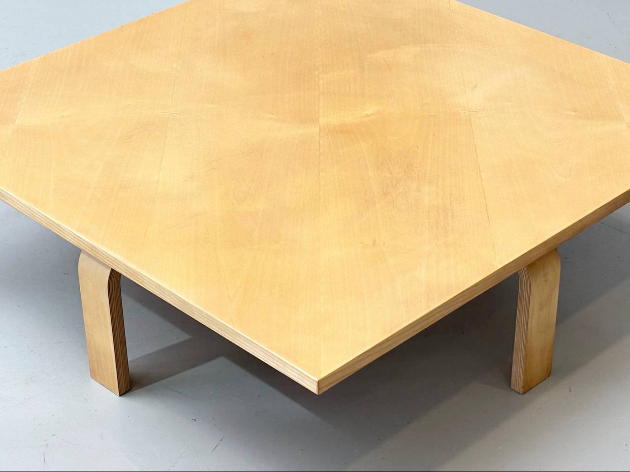 PK66_coffee_table_by_Poul_Kjærholm_for_E._Kold_Christensen,_1972