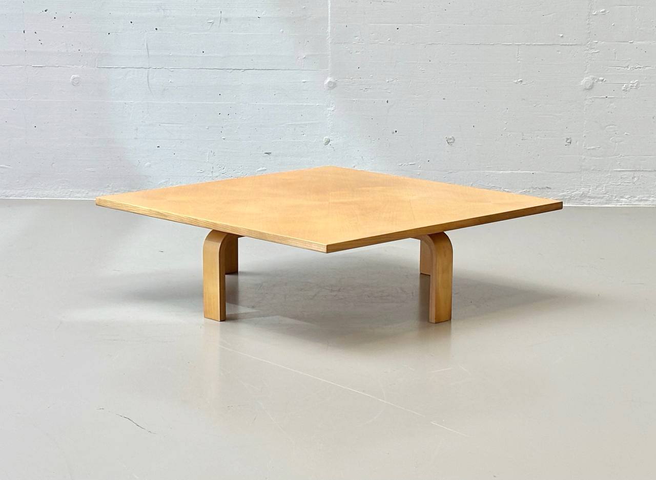 PK66_coffee_table_by_Poul_Kjærholm_for_E._Kold_Christensen,_1972