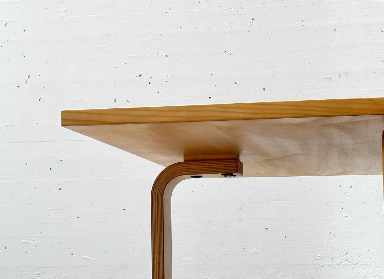 PK66_coffee_table_by_Poul_Kjærholm_for_E._Kold_Christensen,_1972