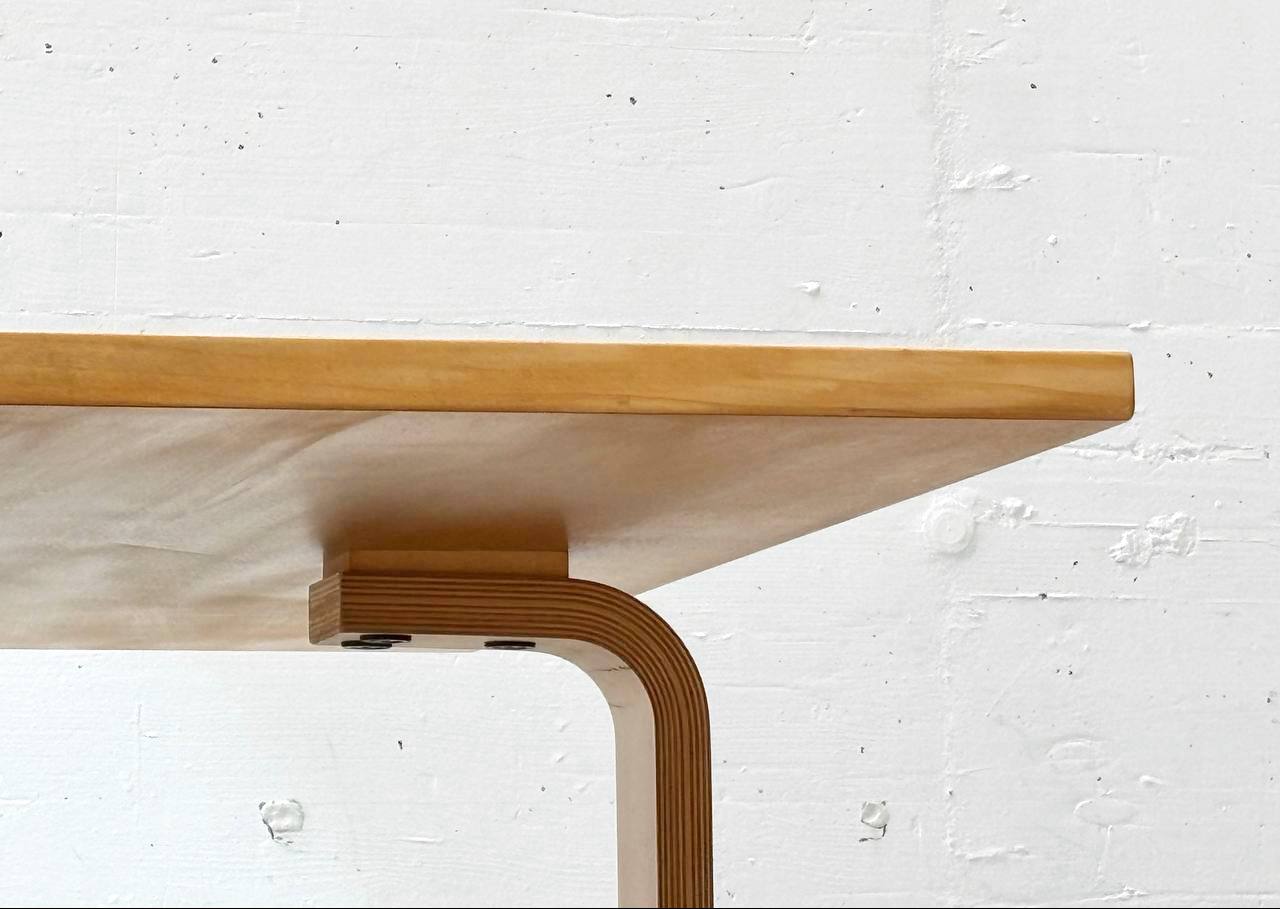 PK66_coffee_table_by_Poul_Kjærholm_for_E._Kold_Christensen,_1972