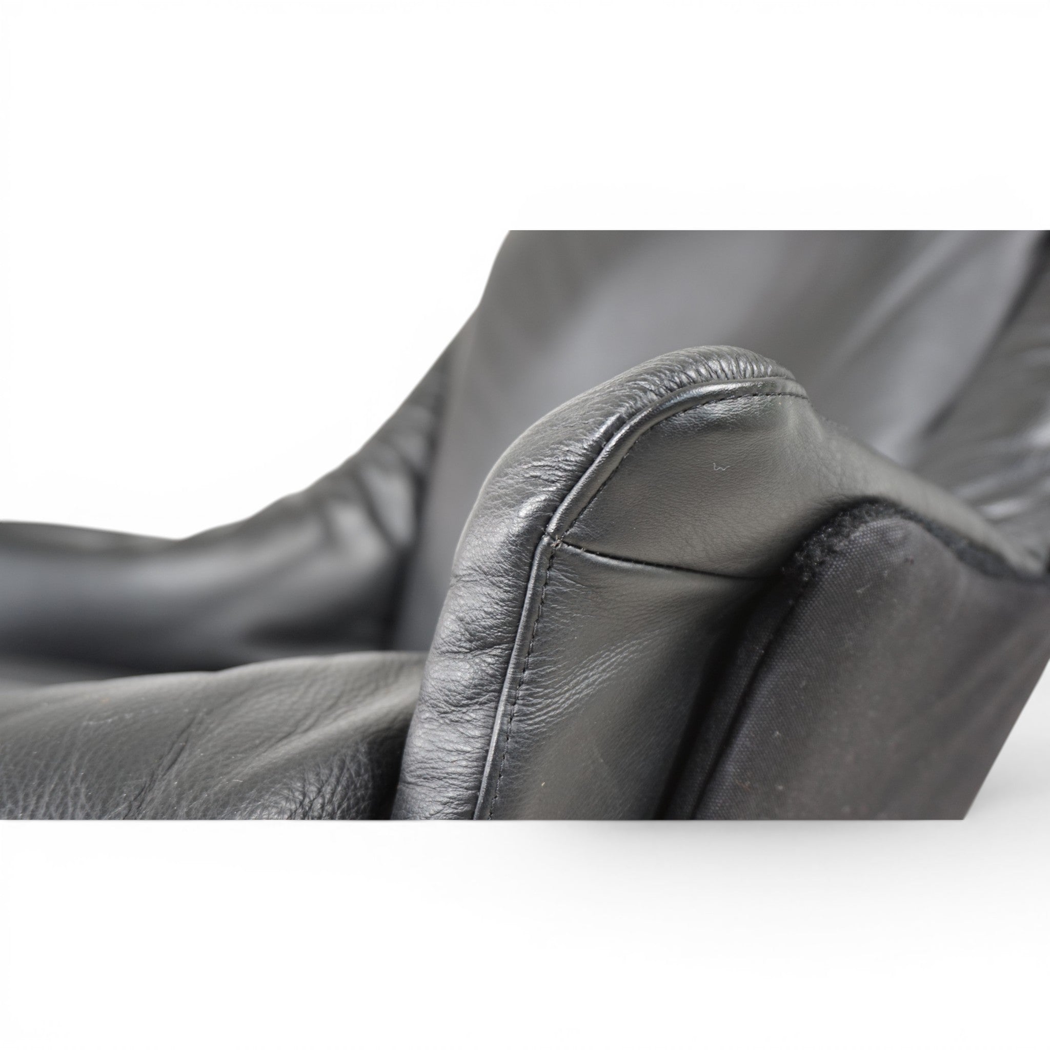 Viking_Lounge_Chair_by_Poltrona_Frau,_Black_Leather_Armchair_by_Sigurd_Ressell,_1990s