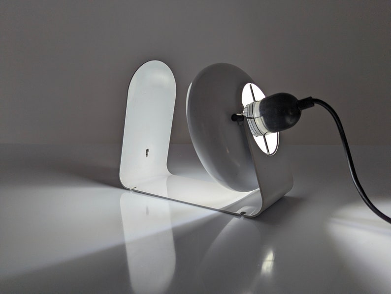 Postmodern_table_or_wall_lamp_by_Stilnovo