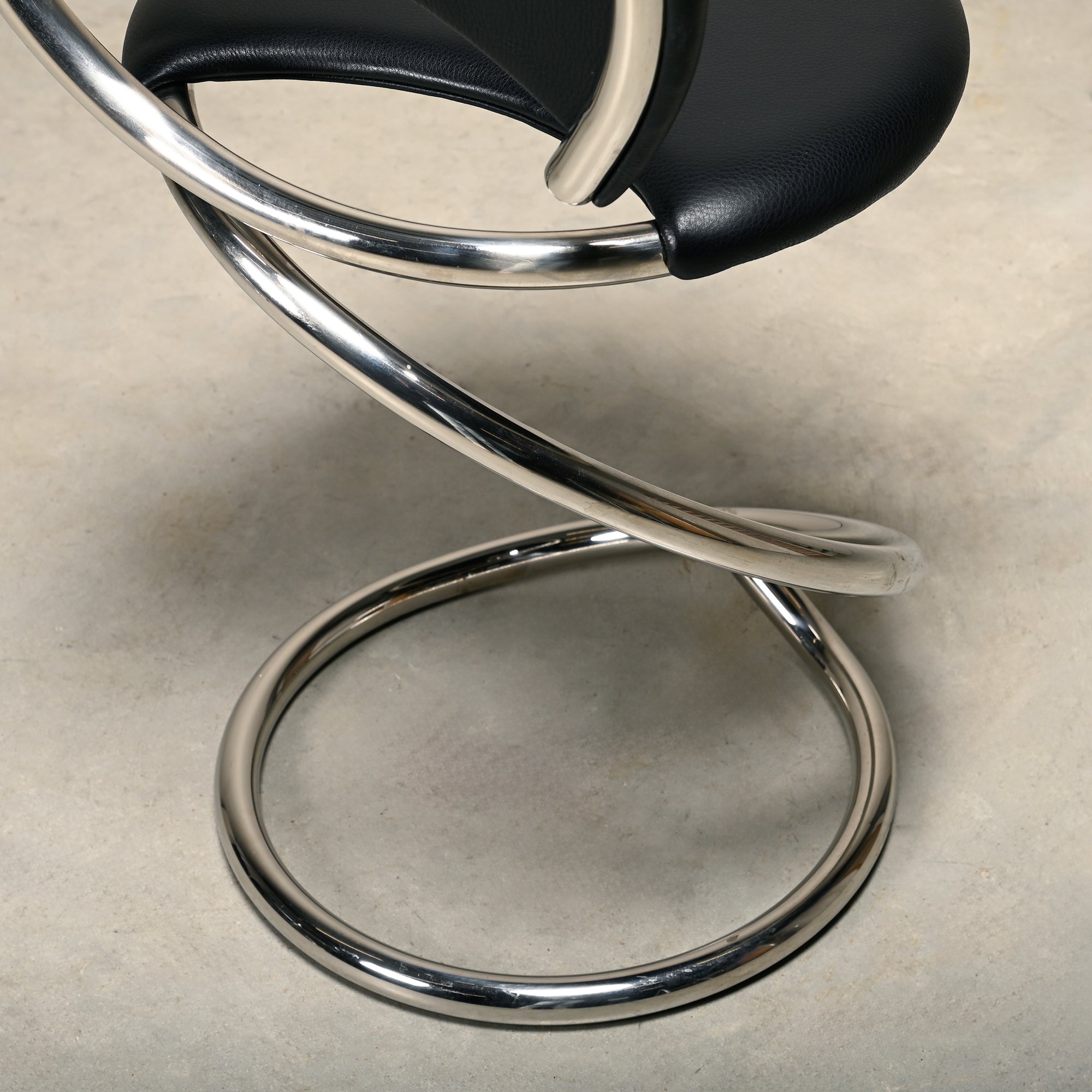 Set_of_PH-501_Snake_Chairs_by_Poul_Henningsen,_Chrome_&_Black_Leather,_Denmark