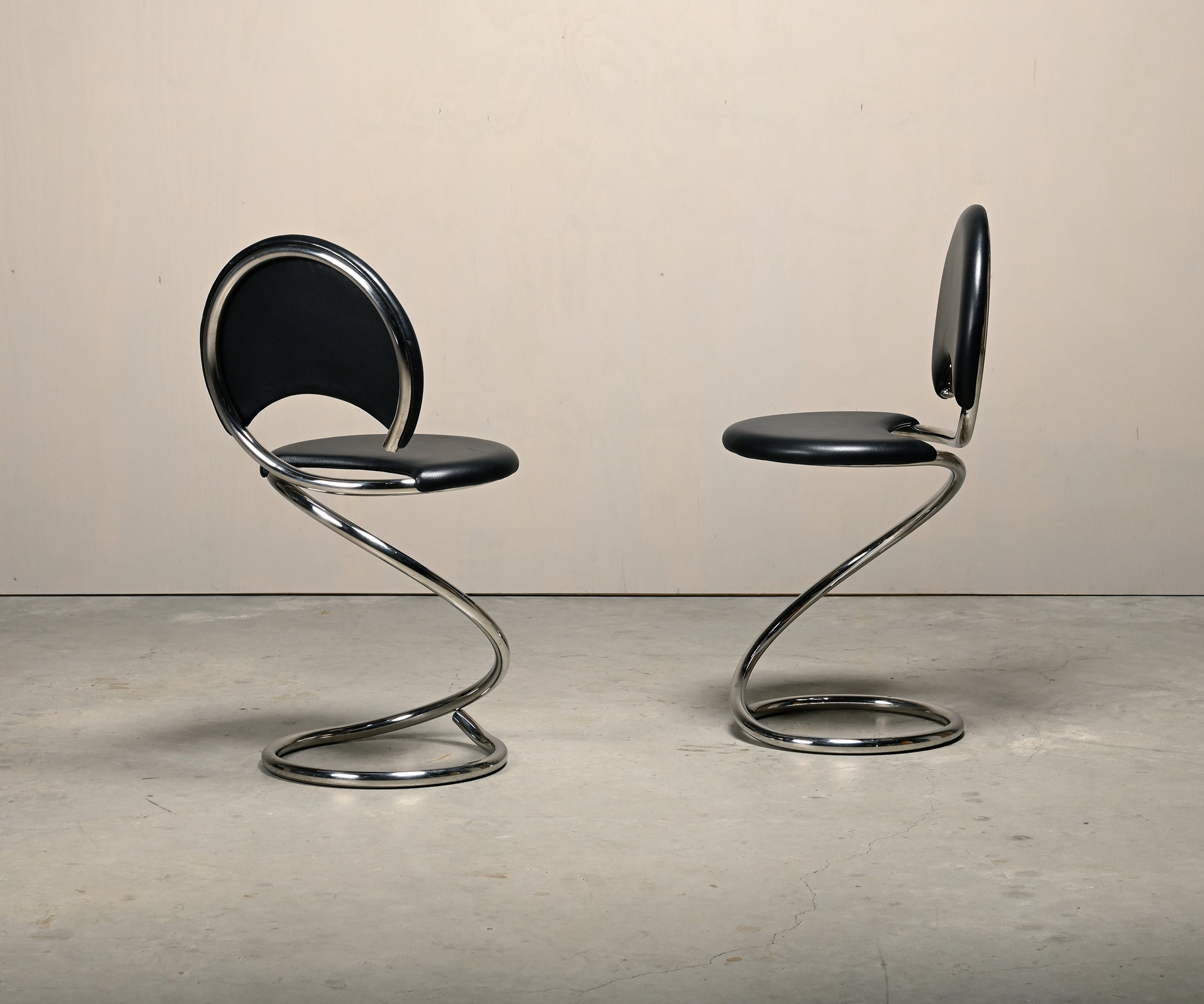 Set_of_PH-501_Snake_Chairs_by_Poul_Henningsen,_Chrome_&_Black_Leather,_Denmark