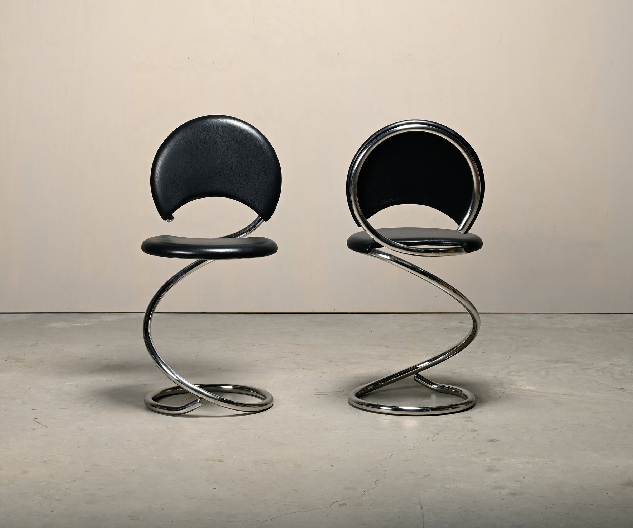 Set_of_PH-501_Snake_Chairs_by_Poul_Henningsen,_Chrome_&_Black_Leather,_Denmark