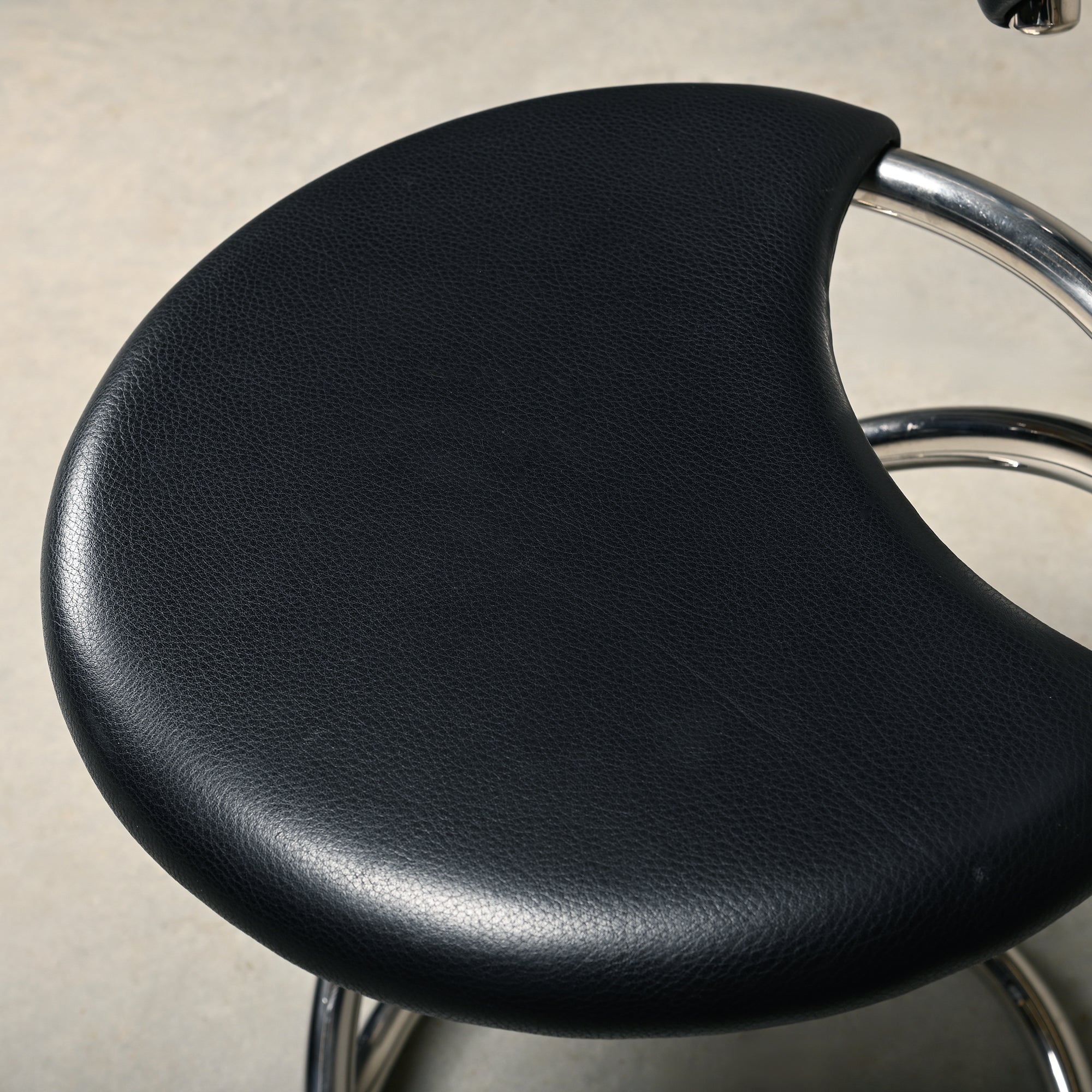 Set_of_PH-501_Snake_Chairs_by_Poul_Henningsen,_Chrome_&_Black_Leather,_Denmark