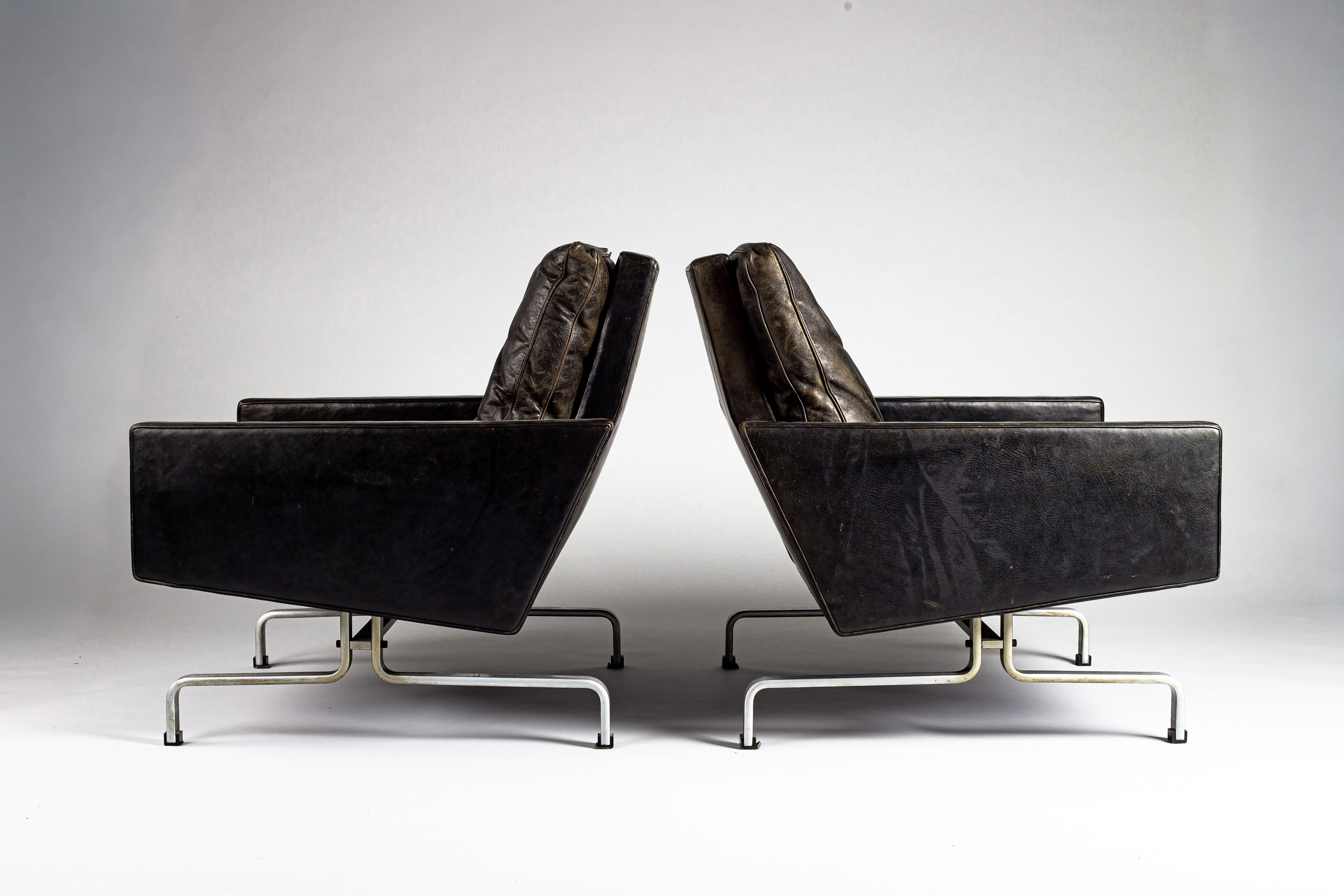 Set_of_2_Poul_Kjærholm_PK31_lounge_chairs_for_E._Kold_Christensen