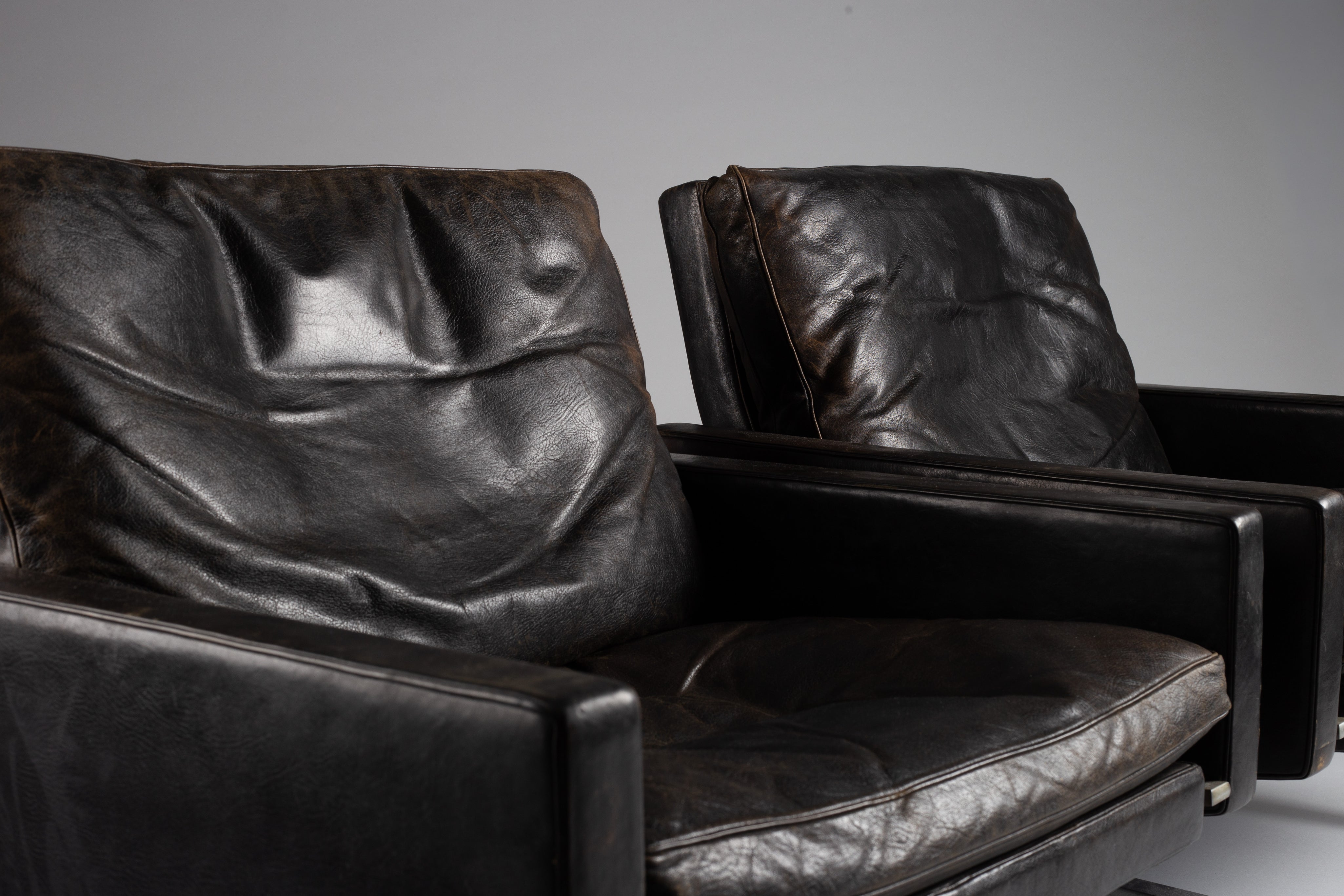 Set_of_2_Poul_Kjærholm_PK31_lounge_chairs_for_E._Kold_Christensen