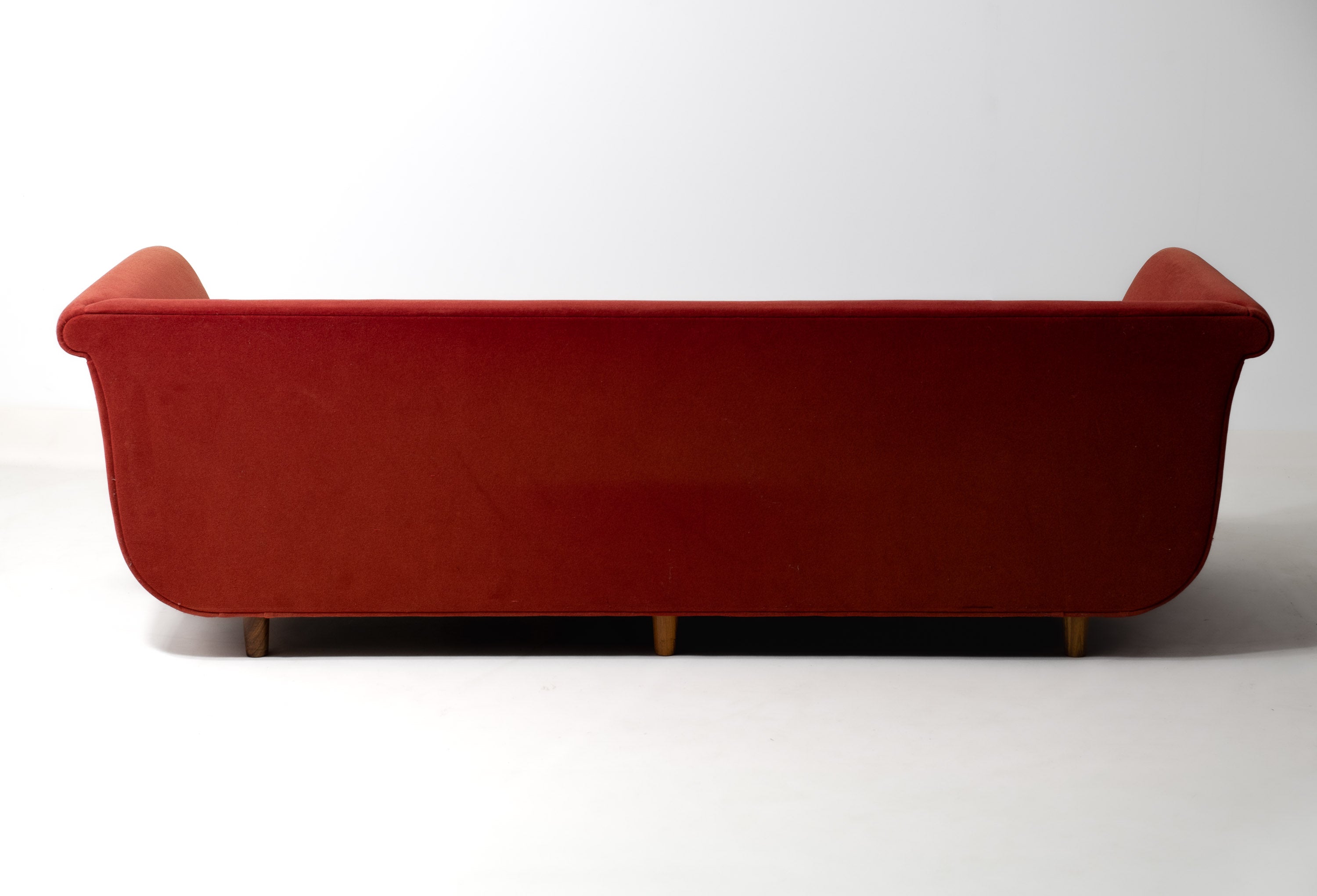 1991_Luca_Meda_Sofa_for_Molteni_&_Co,_Carlo_Felice_Theatre,_Red_Velvet,_Italy