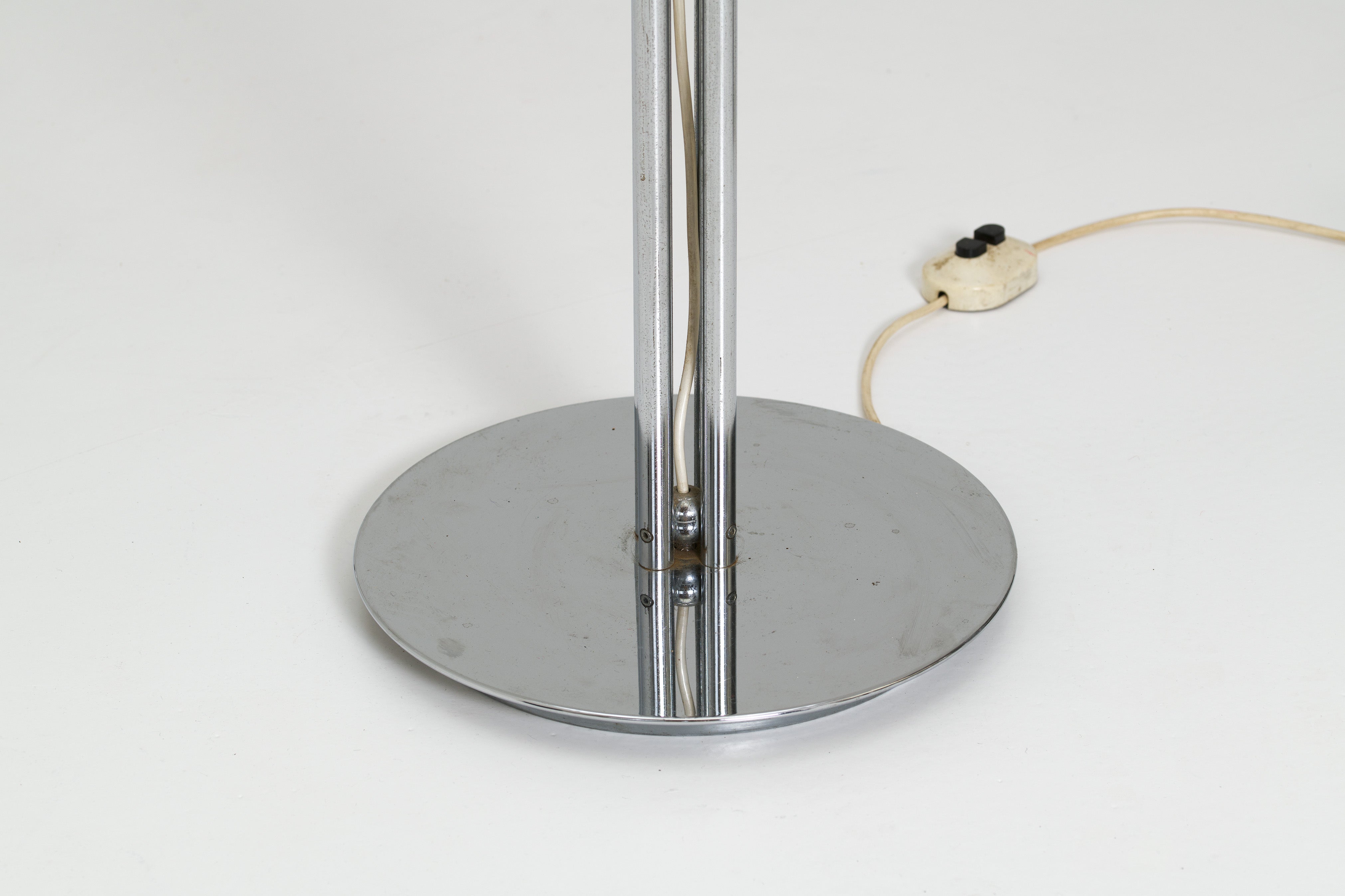 Quadrifoglio_Floor_Lamp_by_Studio_6G_for_Harvey_Guzzini,_Italian_Space_Age_Lighting,_1970s