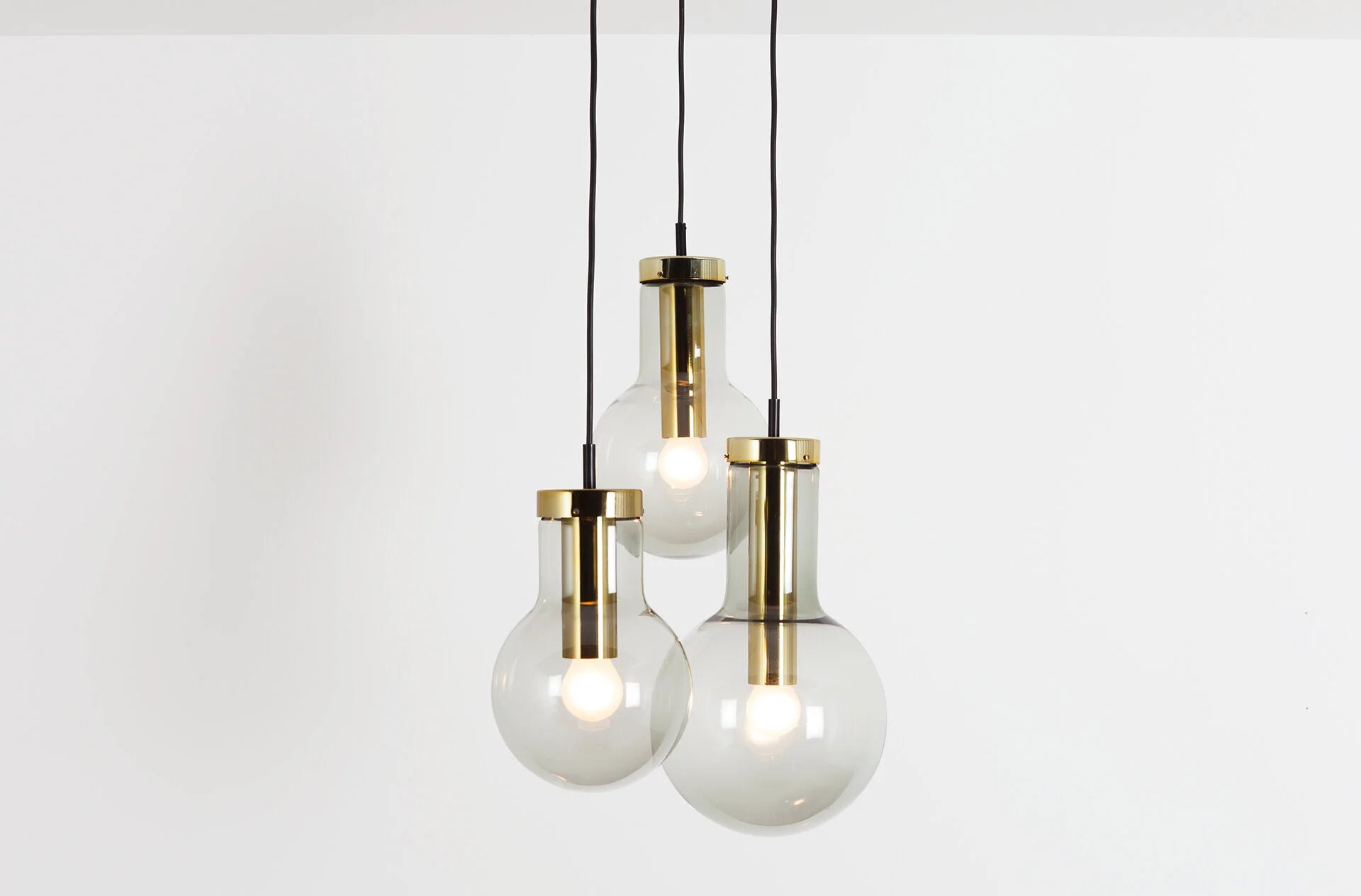 Maxi_Bulb_Pendant_Raak_Smoked_Glass_Brass_1960s_Netherlands
