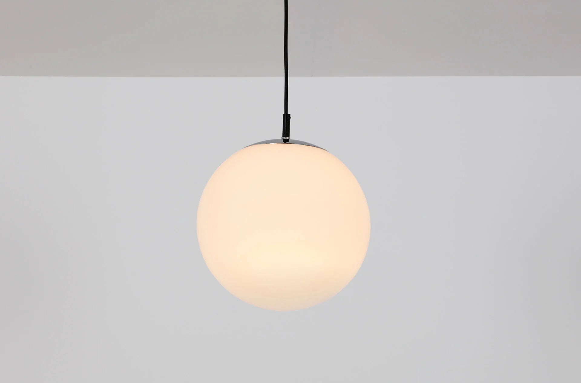 Raak_Ochtendnevel_“Morning_Haze”_Medium_Pendant_Light,_Early_1970s,_Netherlands