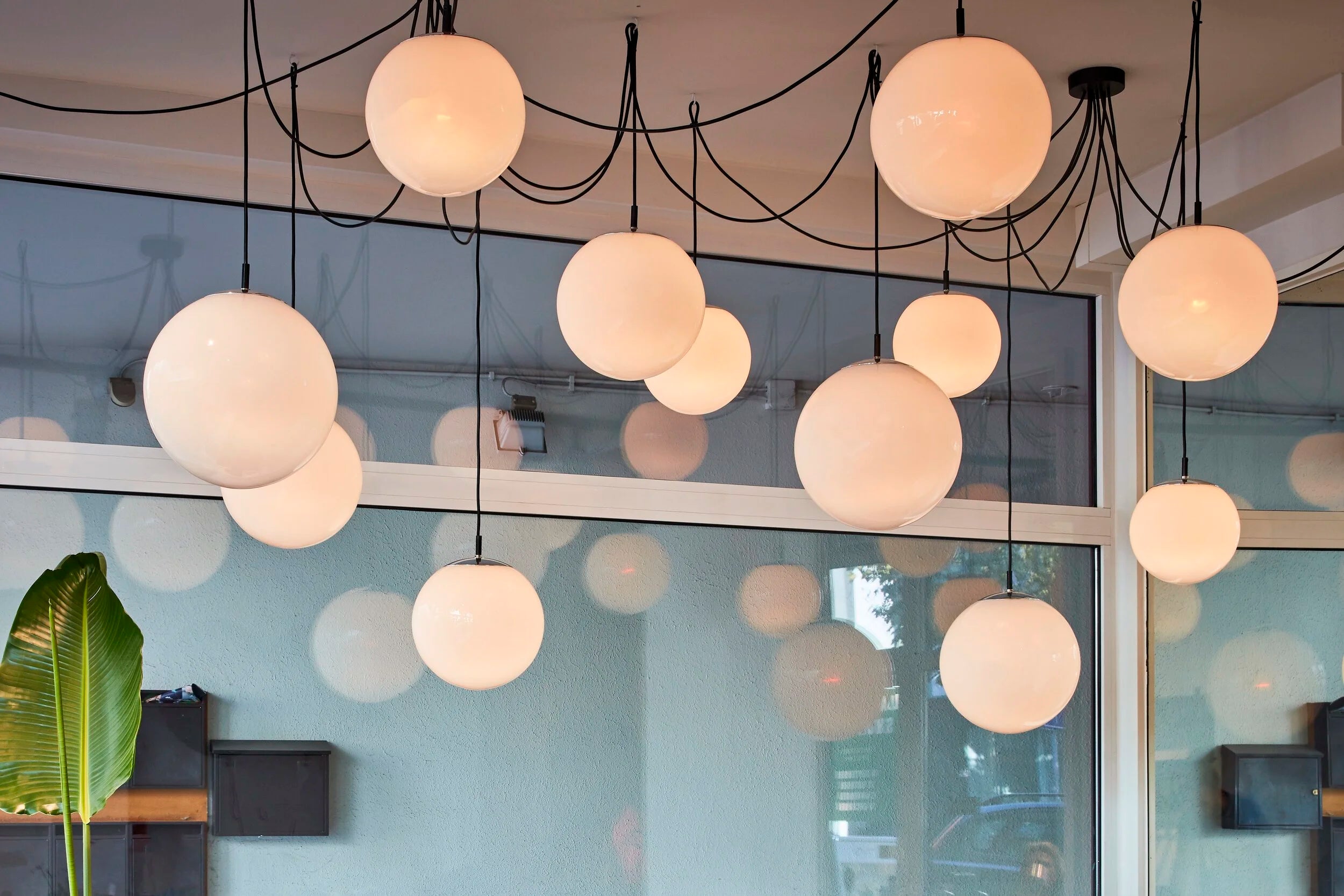 Raak_Ochtendnevel_“Morning_Haze”_Medium_Pendant_Light,_Early_1970s,_Netherlands