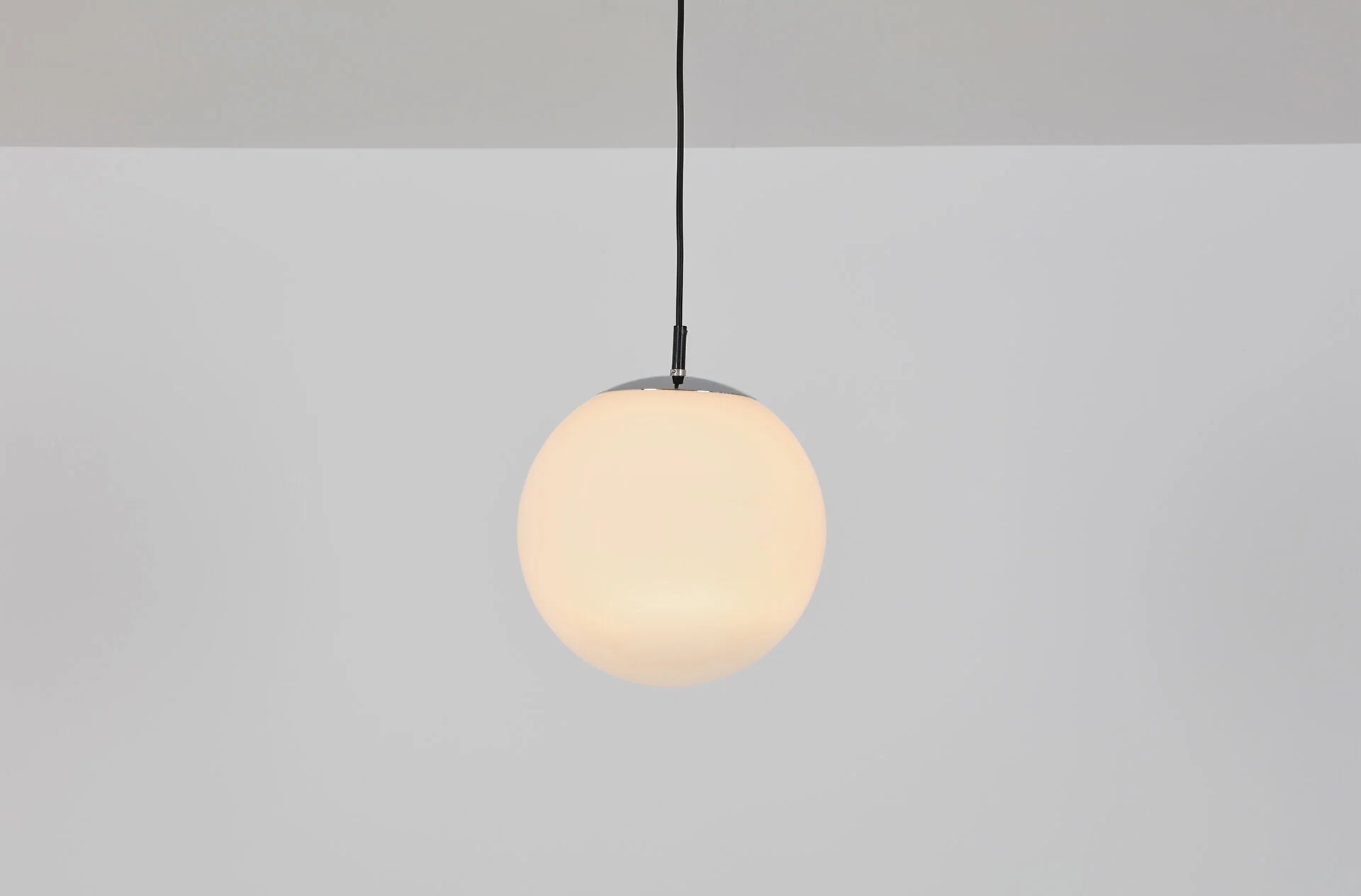 Raak_Ochtendnevel_“Morning_Haze”_Small_Pendant_Light,_Early_1970s,_Netherlands