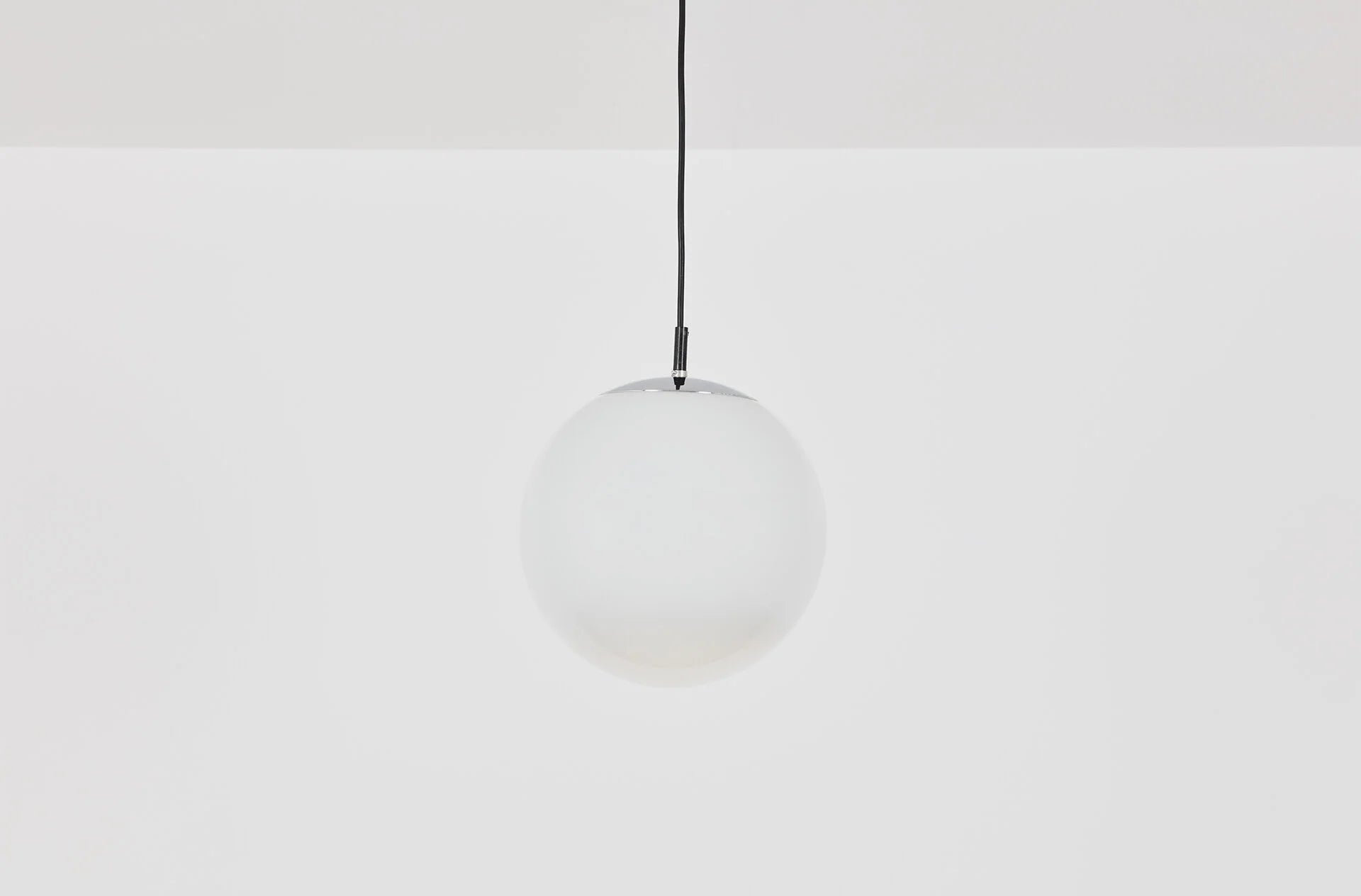Raak_Ochtendnevel_“Morning_Haze”_Small_Pendant_Light,_Early_1970s,_Netherlands