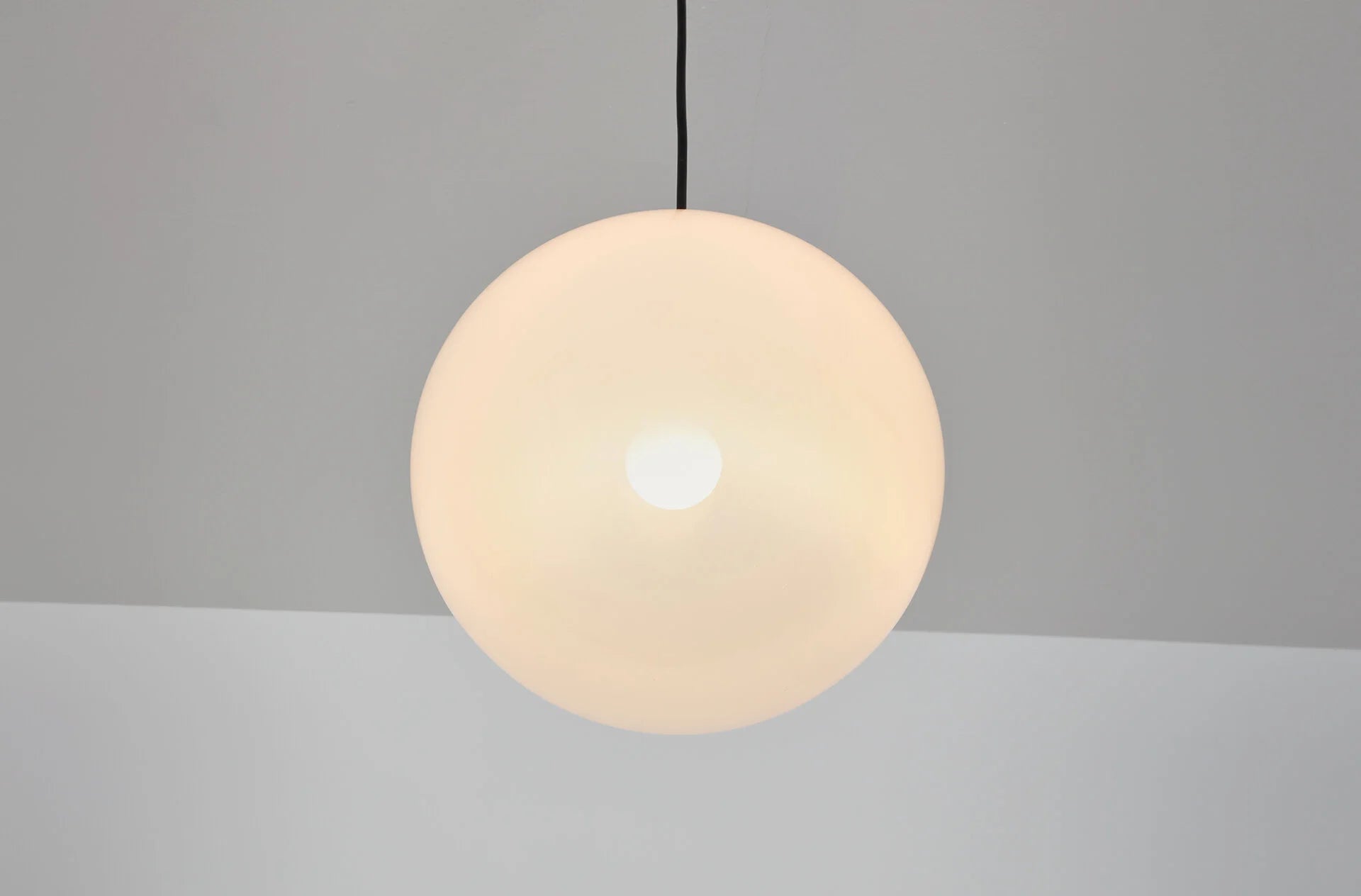 Raak_Ochtendnevel_“Morning_Haze”_Small_Pendant_Light,_Early_1970s,_Netherlands