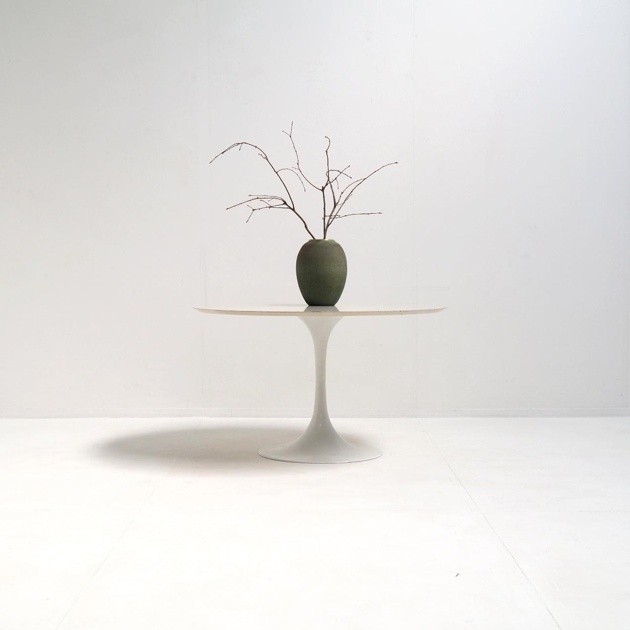 Raymond_Loewy_DF2000_Pedestal_Dining_Table_for_Doubinski_Frères,_1960s