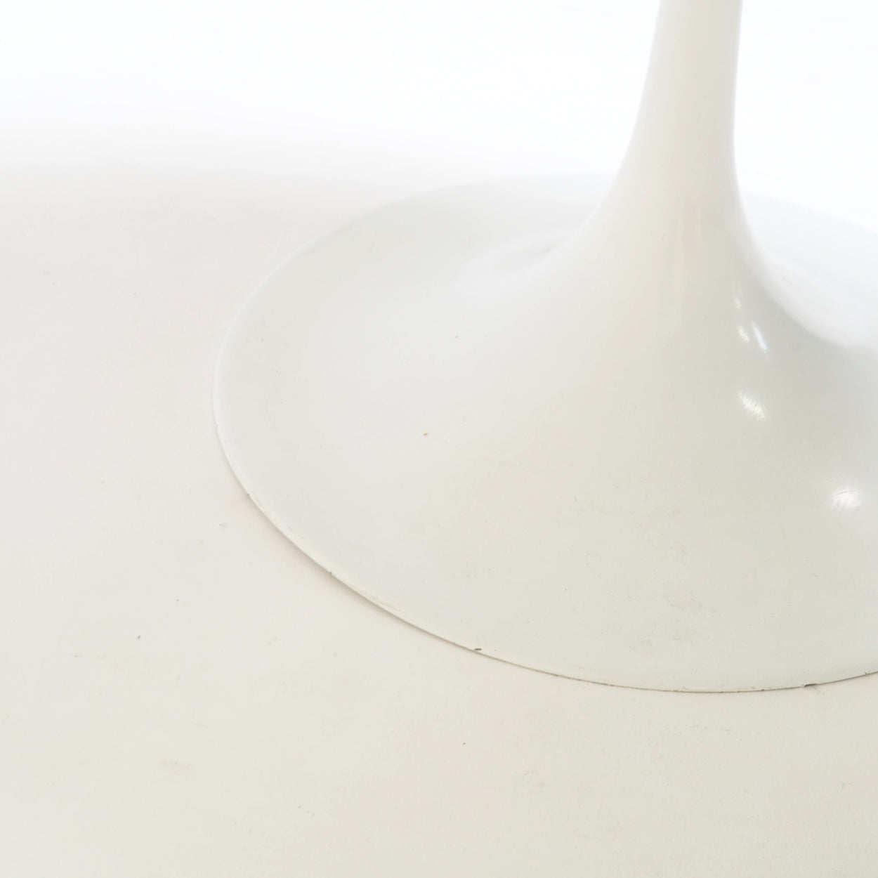 Raymond_Loewy_DF2000_Pedestal_Dining_Table_for_Doubinski_Frères,_1960s